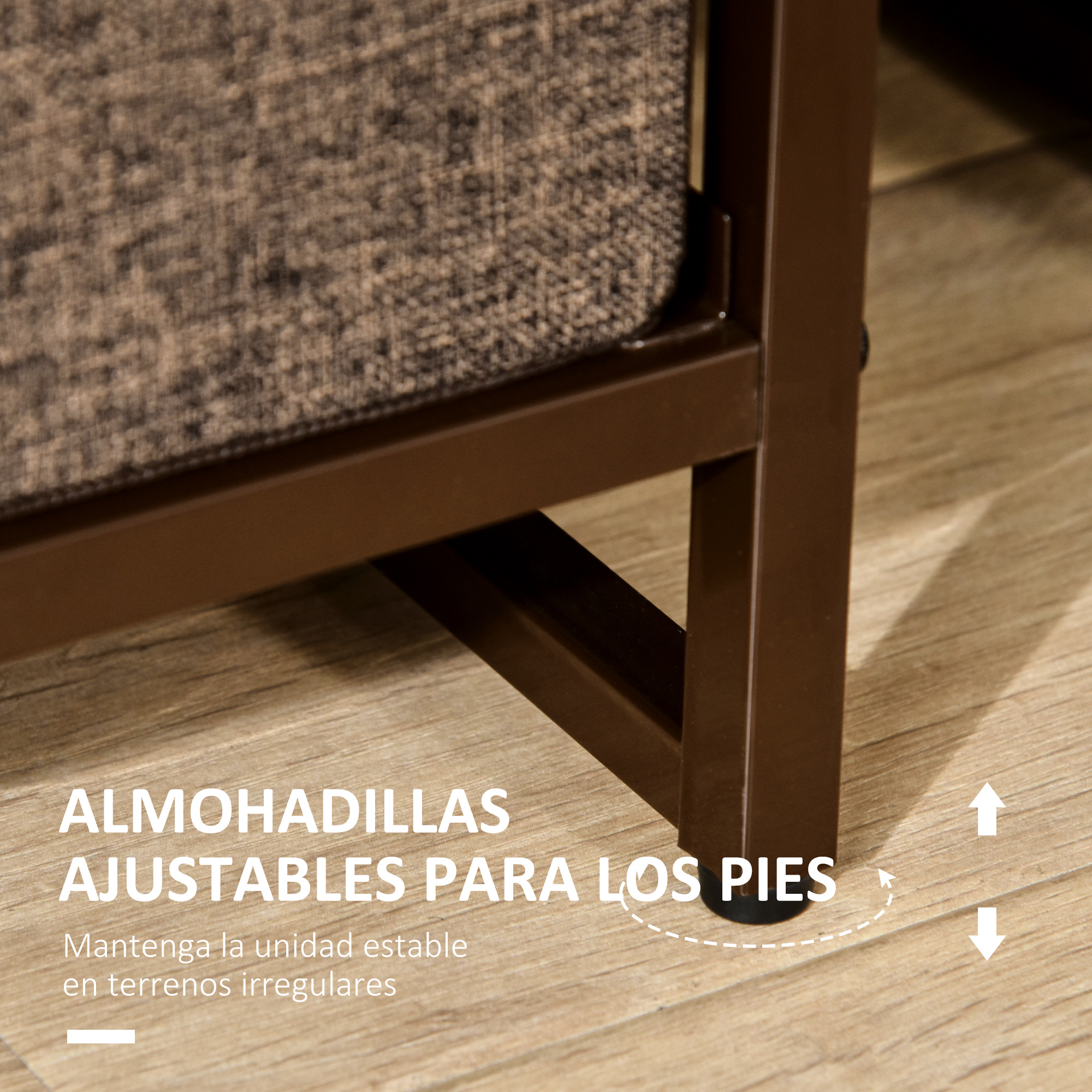 Patas metálicas marrones con almohadillas ajustables.