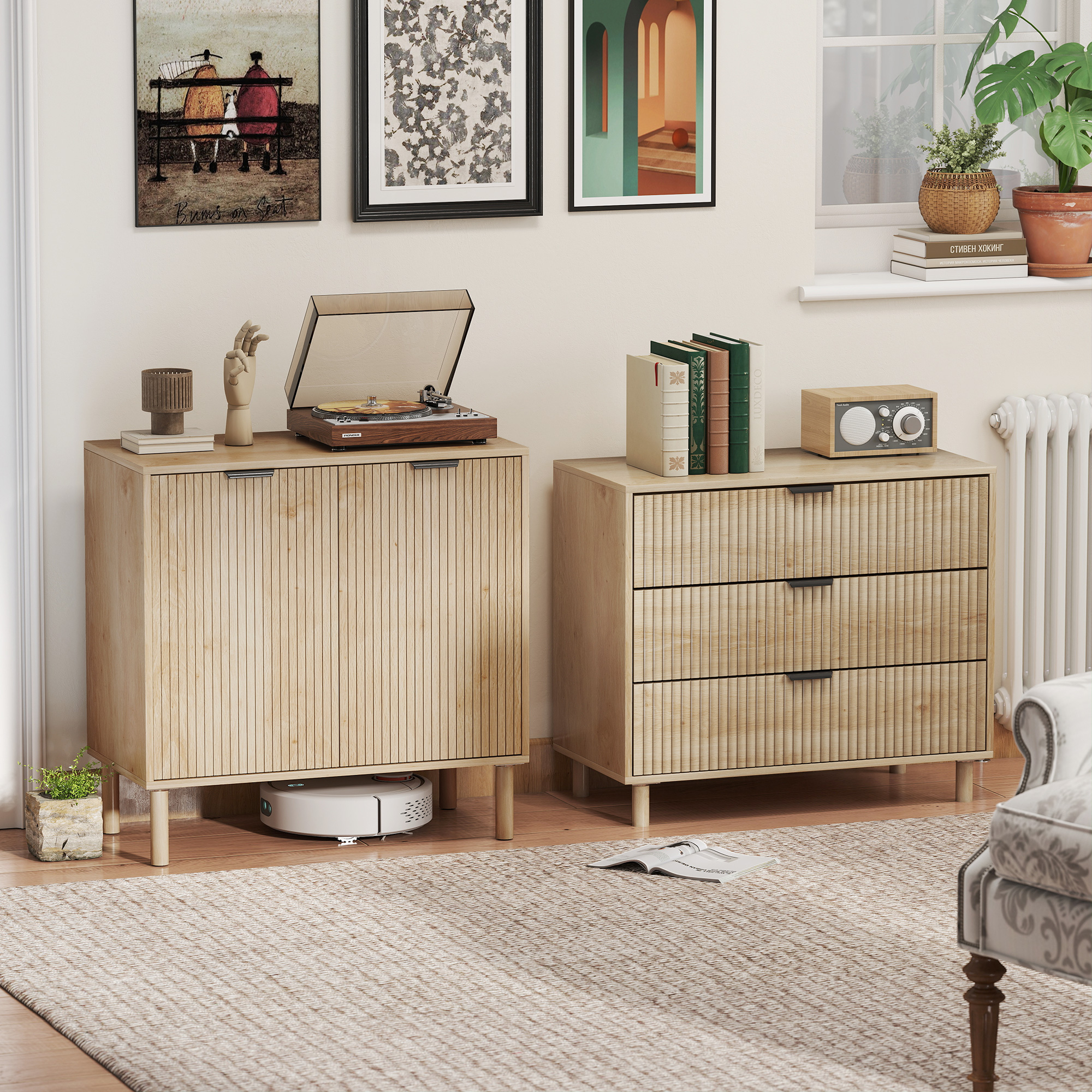 Muebles de madera con tocadiscos, libros, radio y arte. Un robot aspirador debajo.