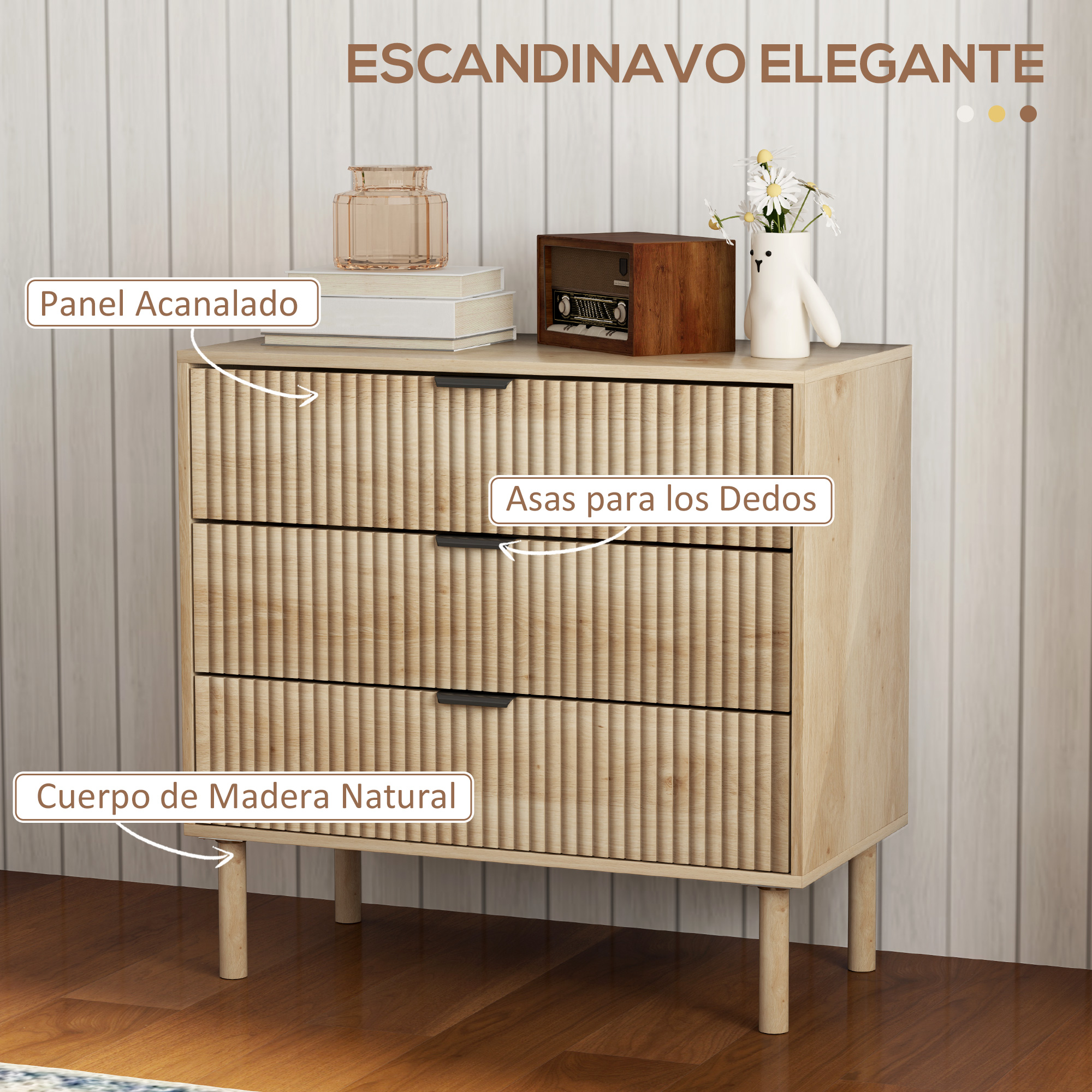 Una cómoda de madera clara con frentes de cajón acanalados y tiradores negros.