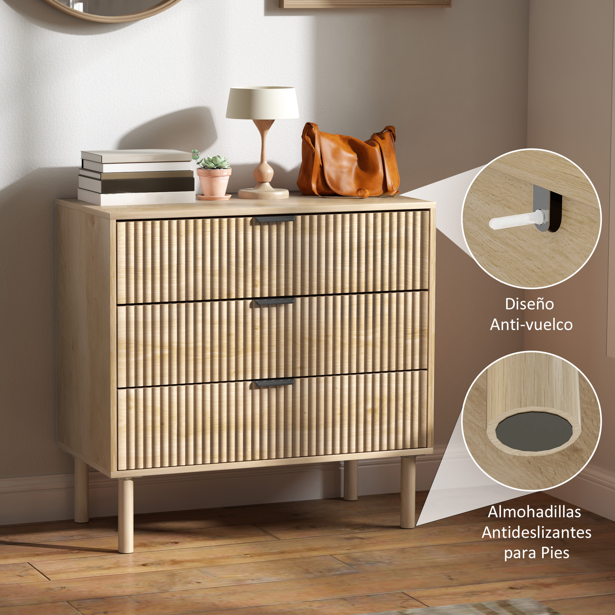 Cómoda de madera con tres cajones, lámpara, libros, bolso y herraje antivuelco.