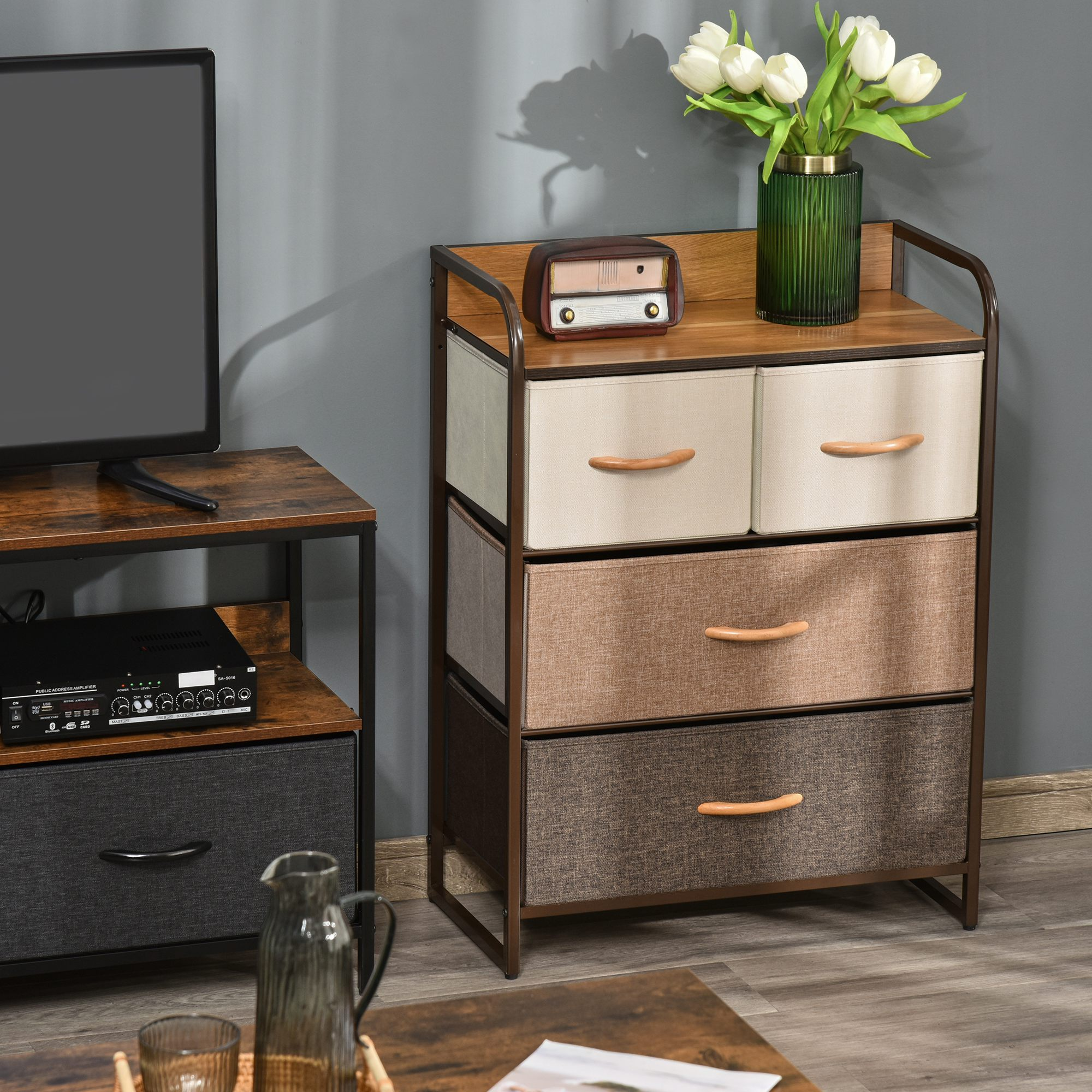 Una sala de estar moderna con TV, amplificador y cómoda de tela.