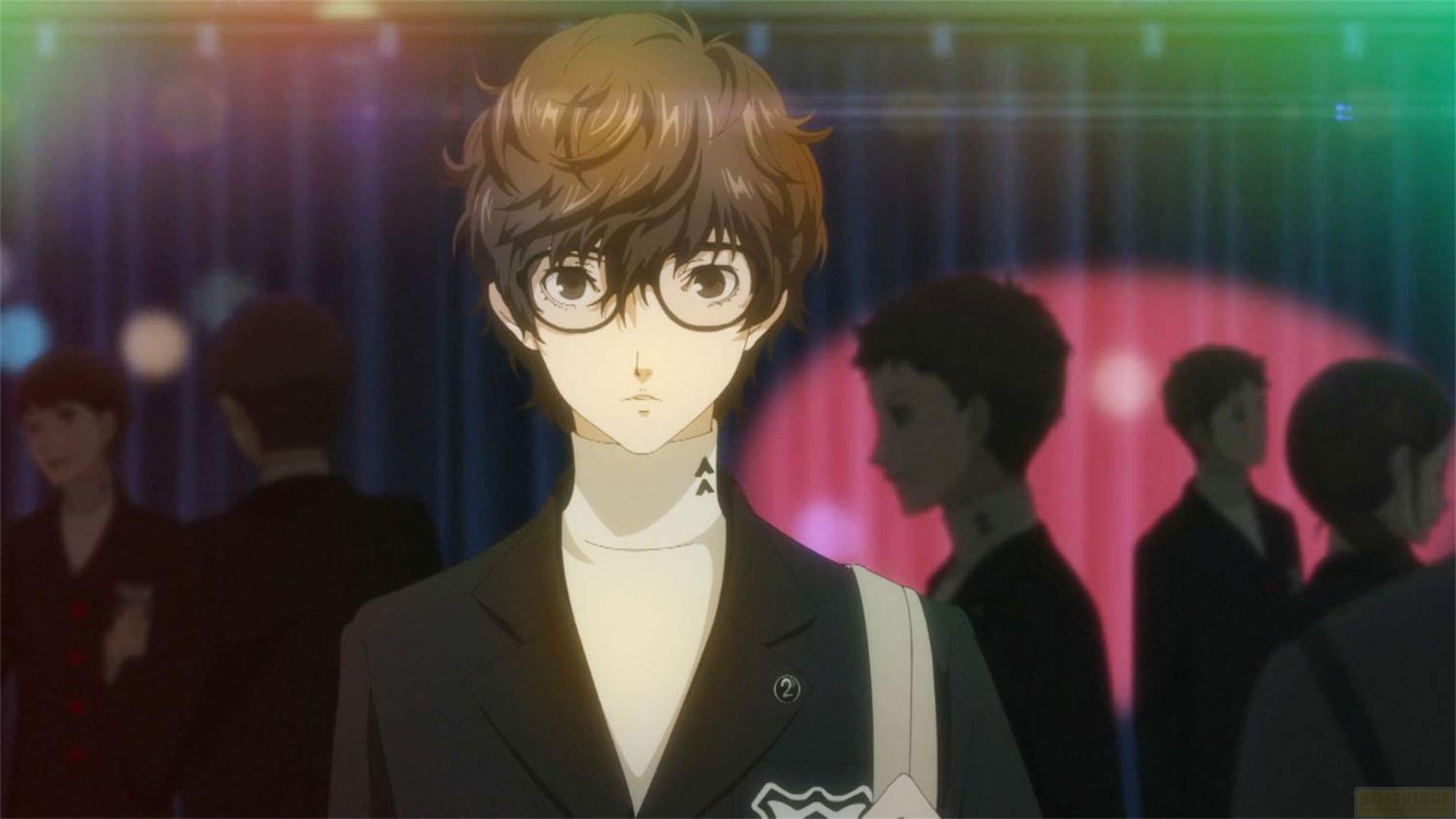 Ein Anime-Charakter mit Brille und dunklem Haar steht im Vordergrund. Im Hintergrund sind undeutliche Silhouetten von Menschen zu sehen.