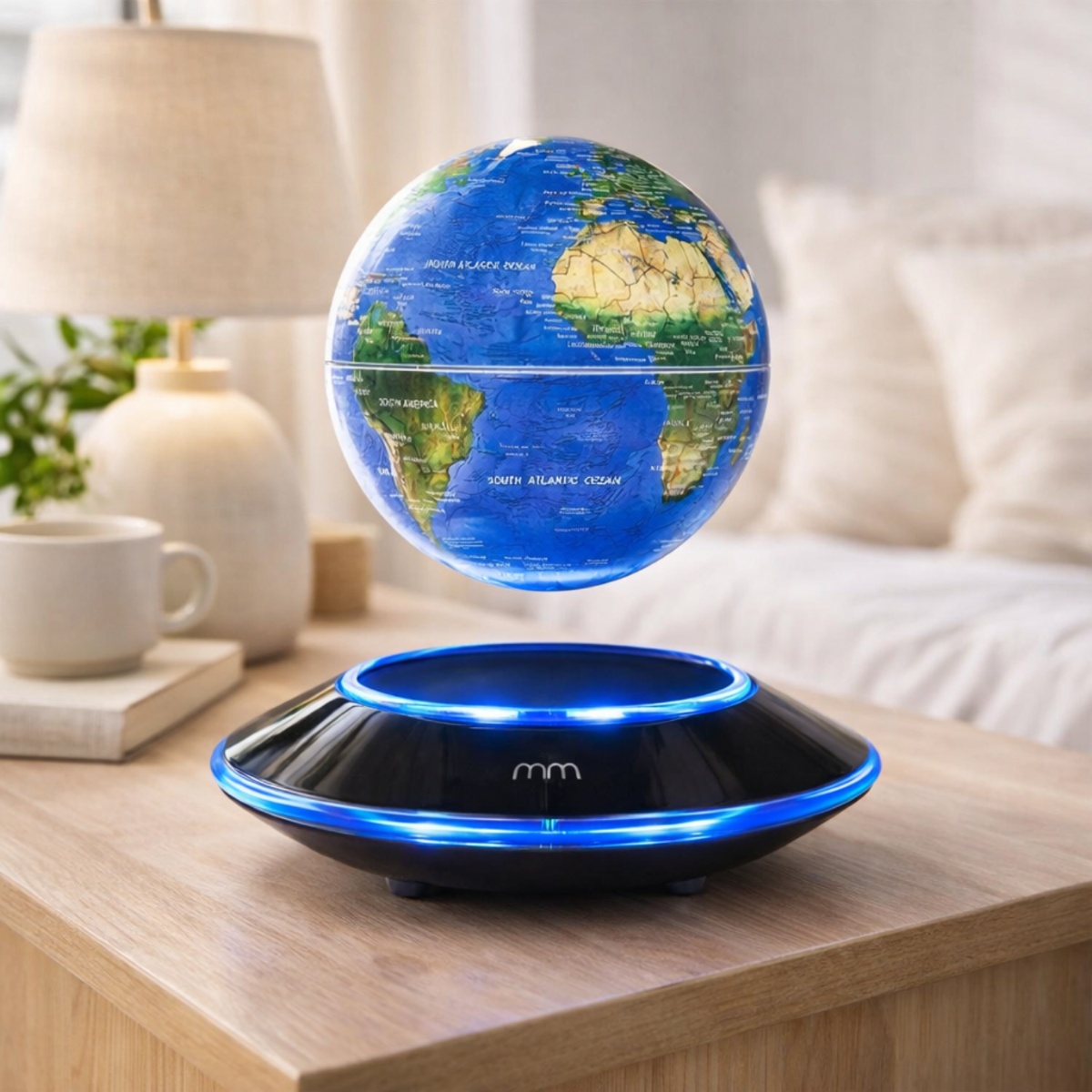 Een zwevende globe met blauwe verlichting op een houten tafel.