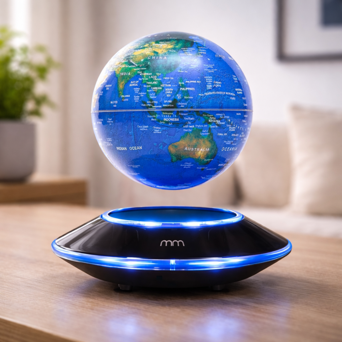 Een zwevende globe met blauwe verlichting op een zwarte basis.