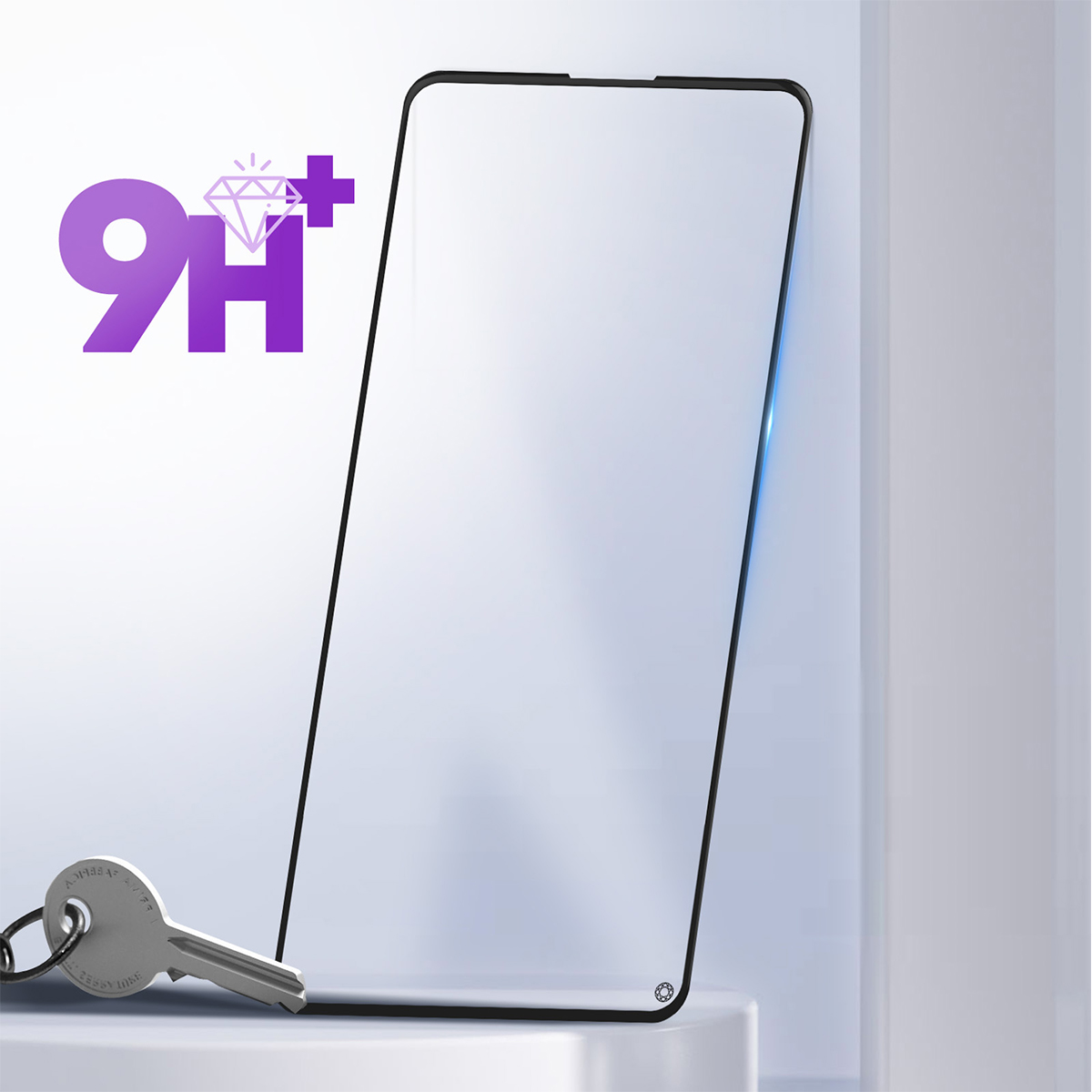 Un vetro protettivo per smartphone 9H+ e una chiave su un piedistallo.