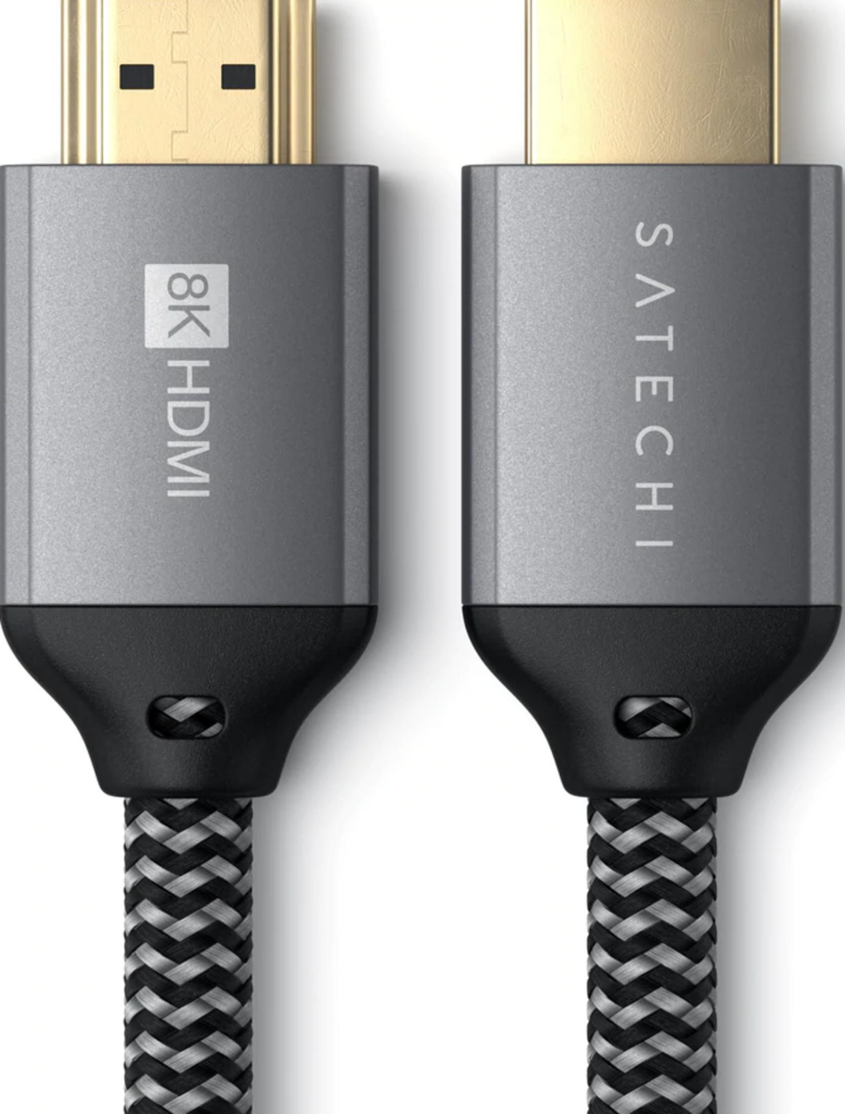 Due cavi HDMI, uno etichettato 8K, l'altro Satechi.
