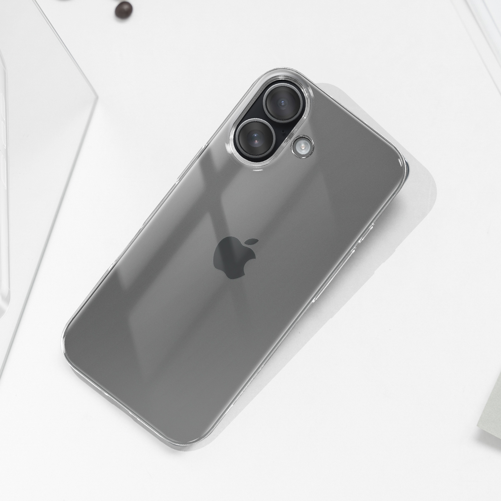 Ein durchsichtiges Handy mit zwei Kameras und einem Apple-Logo auf weißem Hintergrund.