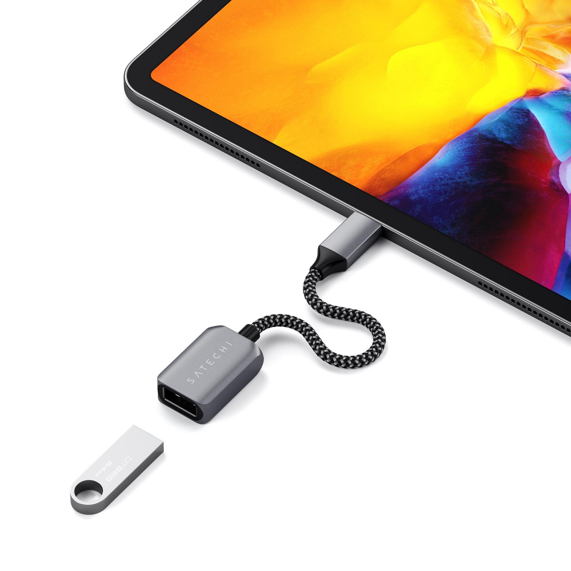 Grauer USB-C-Adapter mit schwarzem Kabel, angeschlossen an ein Tablet mit buntem Bildschirm.