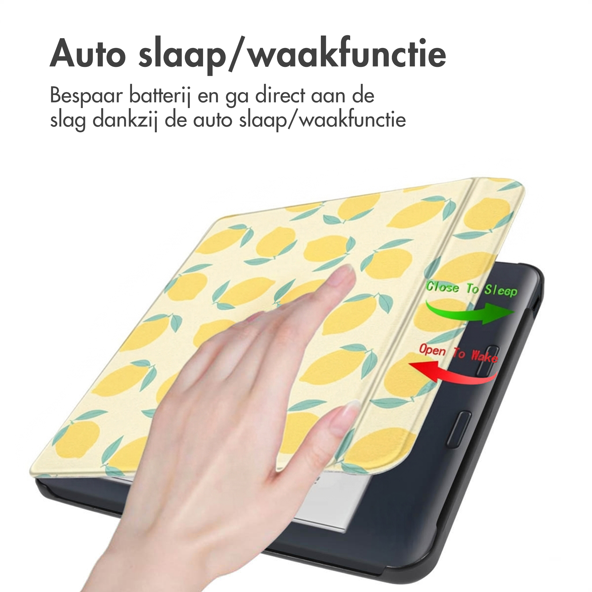 Een lichtgele hoes met citroenprint op een tablet. Een hand sluit hem.