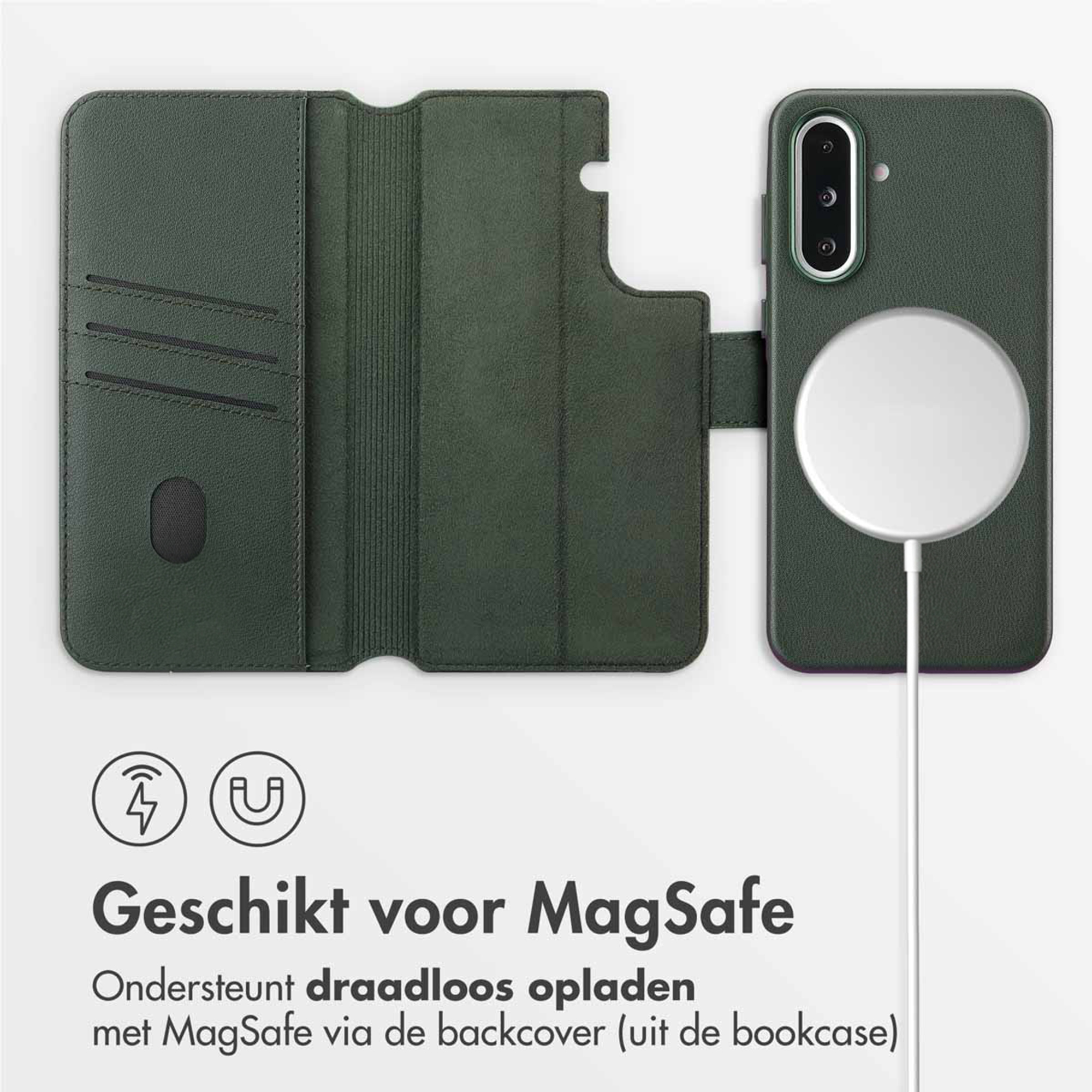 Donkergroene MagSafe telefoonhoes met kaartsleuven en lader.