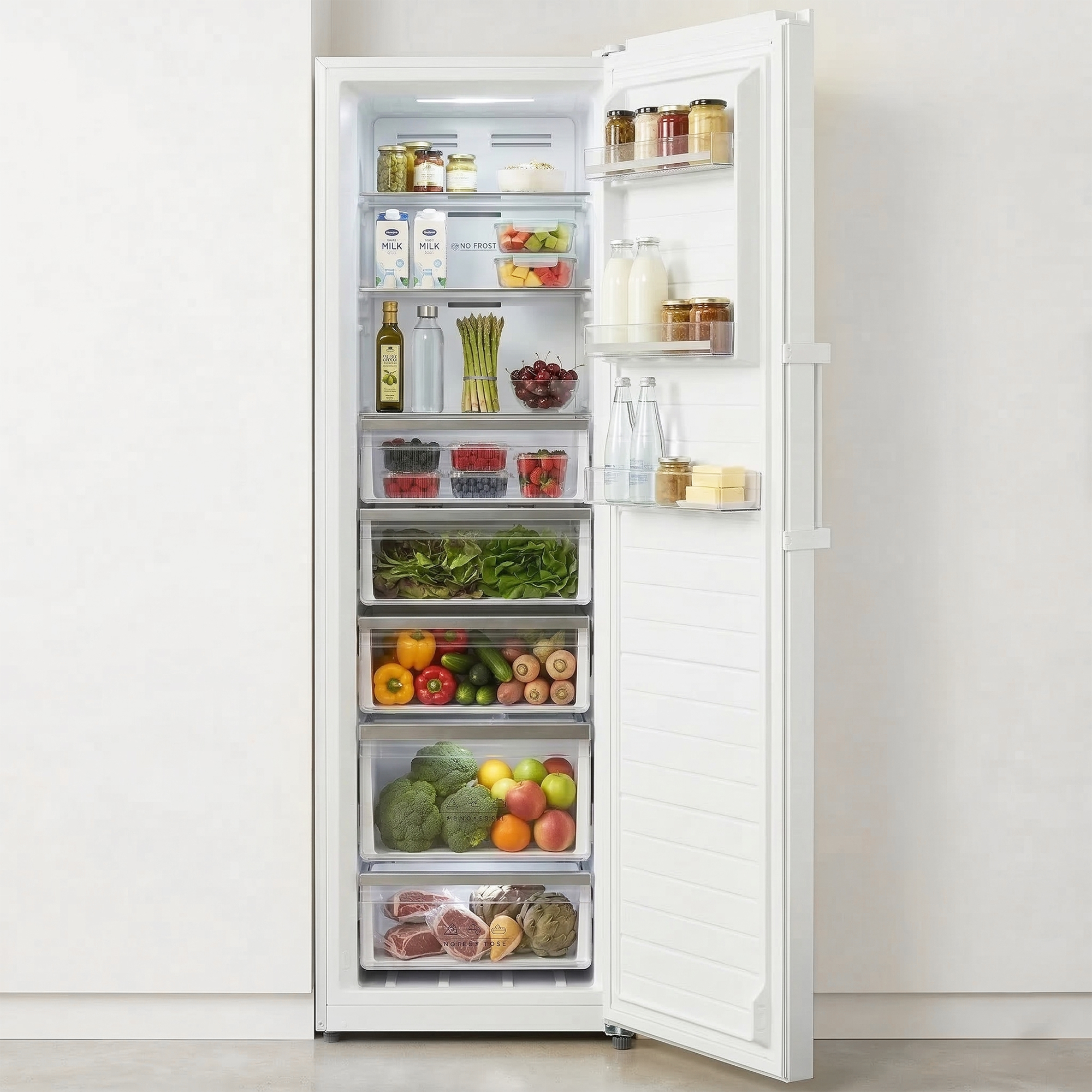 Ein offener Kühlschrank voller Lebensmittel, darunter Obst, Gemüse, Fleisch und Milch.