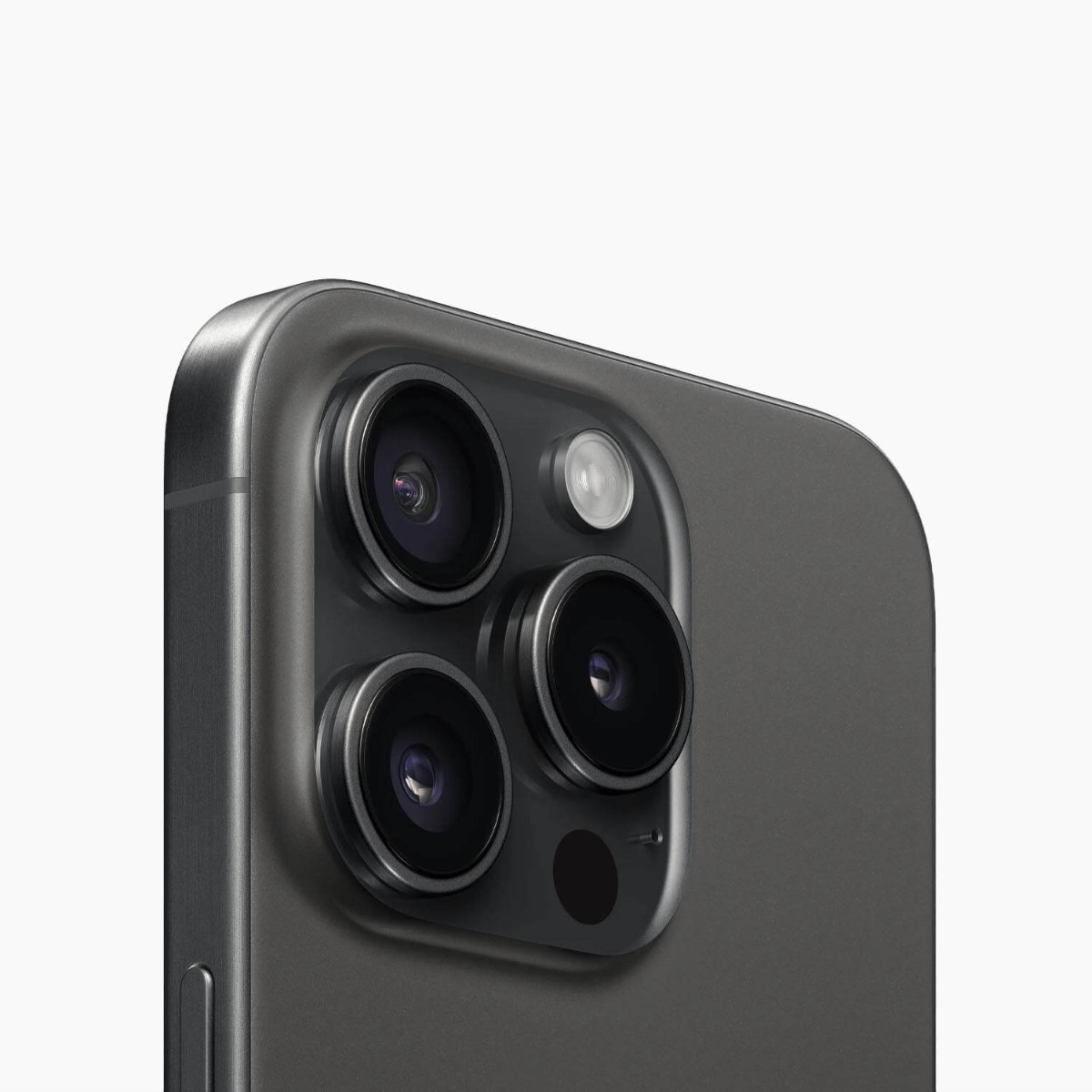 Close-up van de achterkant van een donkere smartphone met drie cameralenzen en flitser.