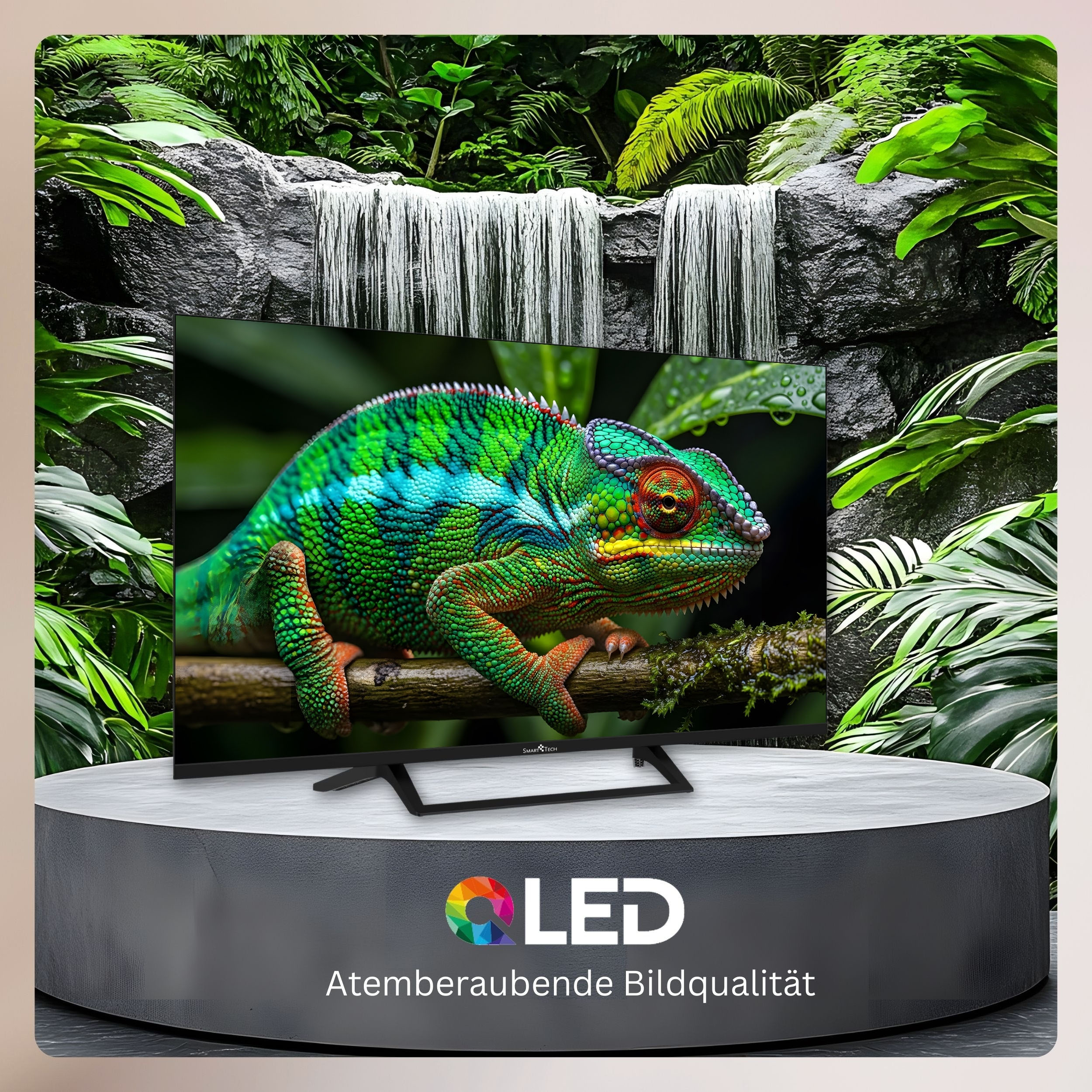 Un camaleón de colores sobre una rama ante una cascada con vegetación exuberante.