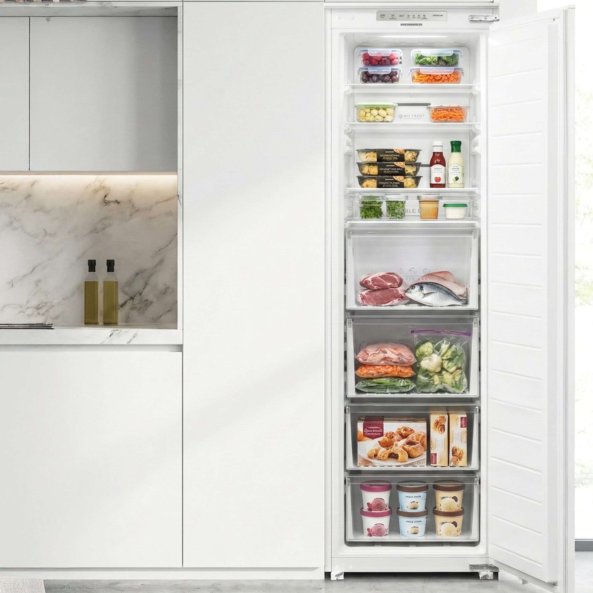 Un réfrigérateur ouvert rempli de nourriture, y compris des fruits, des légumes, de la viande, du poisson et de la crème glacée.