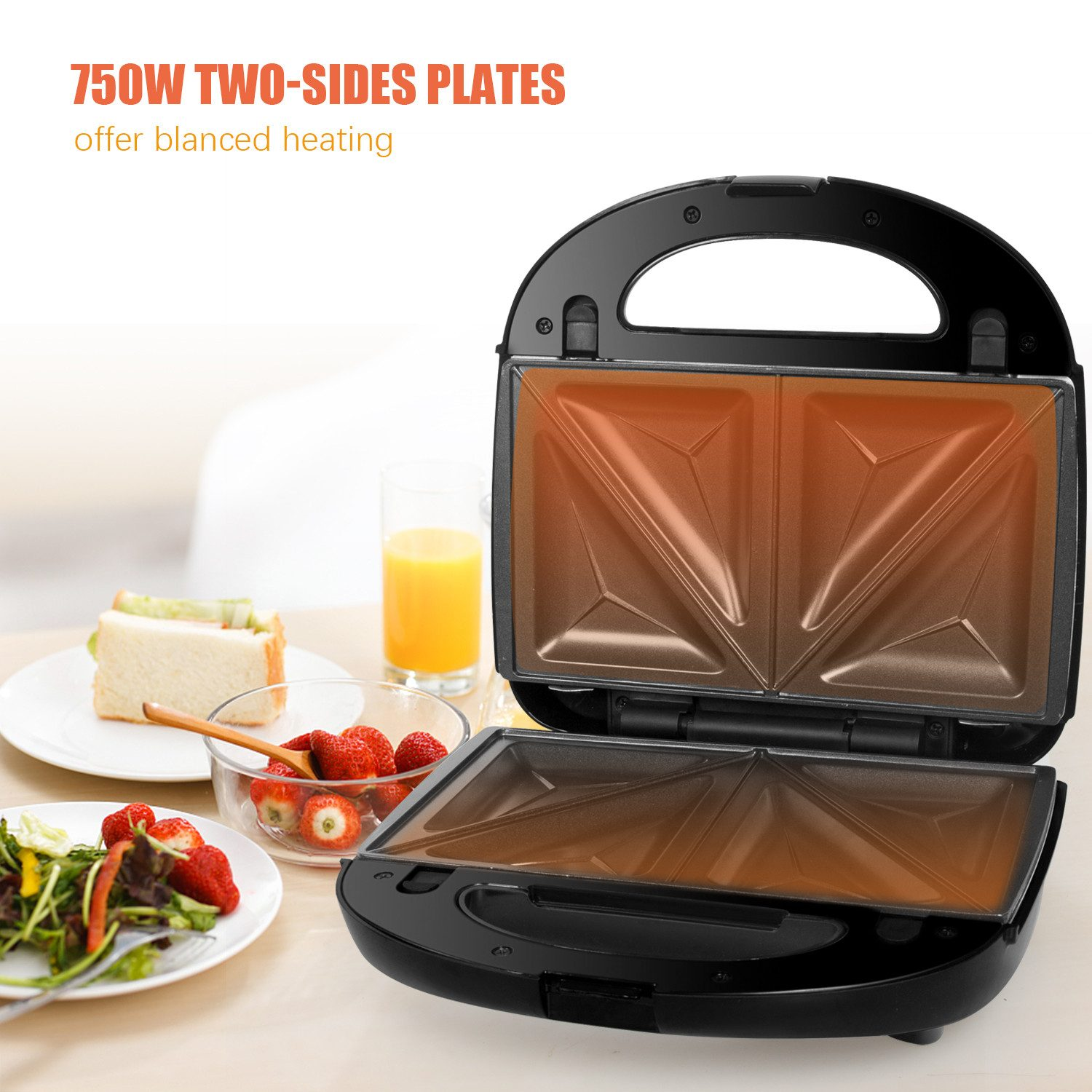 Ein offener Sandwichmaker mit gebratenen Platten, dazu Obst und Salat.