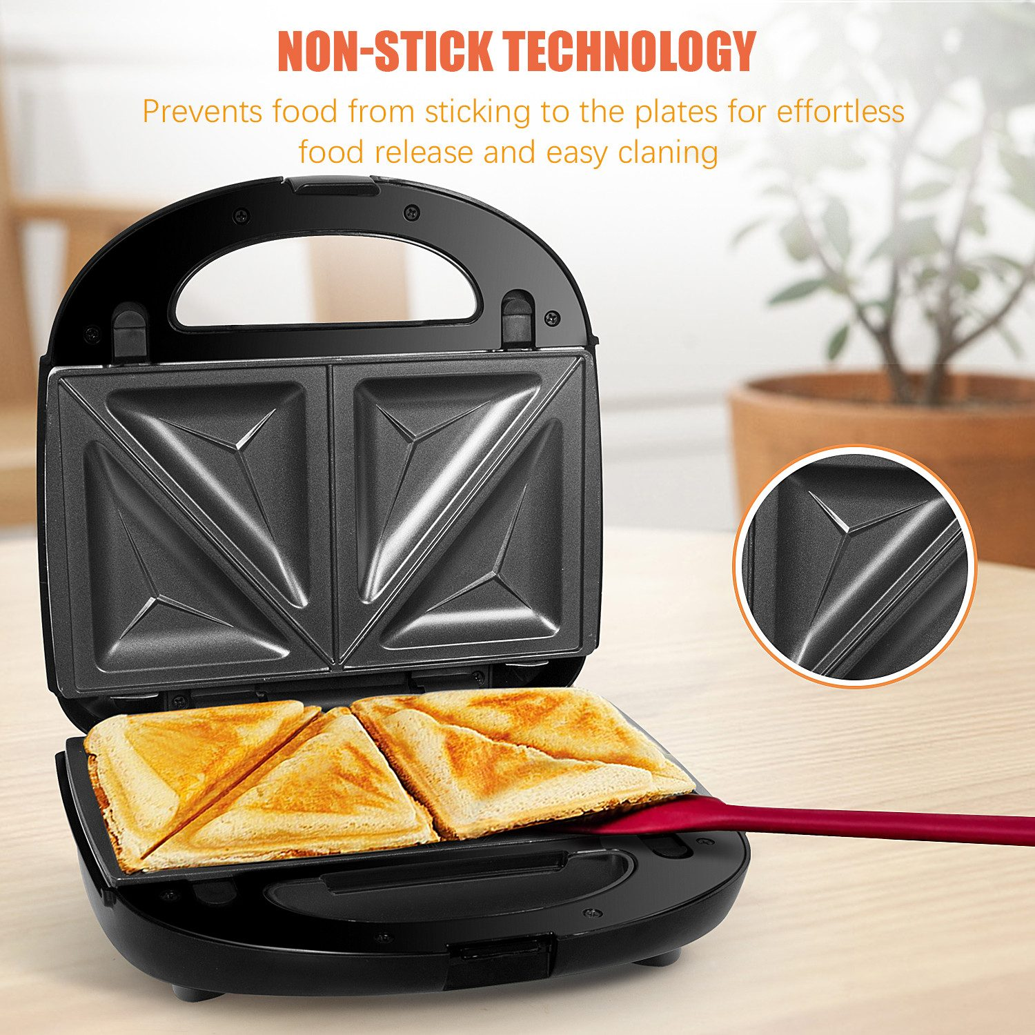Ein offener Sandwichmaker mit vier gebackenen Sandwiches und einem roten Spatel.