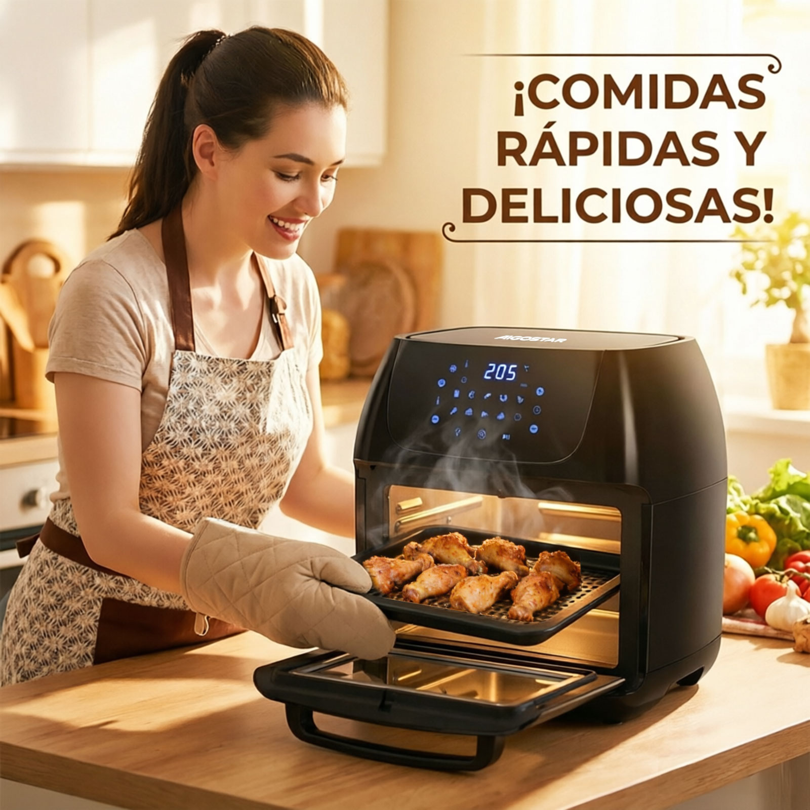Una mujer con delantal saca una bandeja de alitas de pollo de un horno freidora de aire negro.