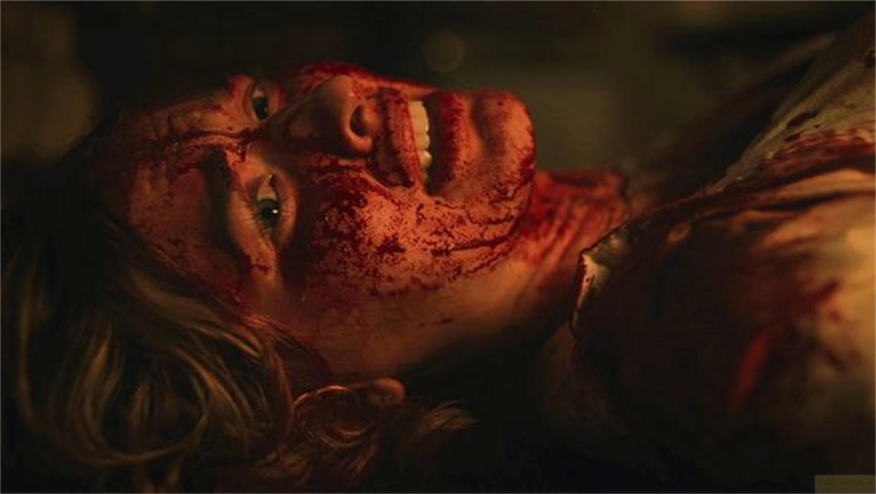 Il volto di una donna coperto di sangue mentre giace sulla schiena.