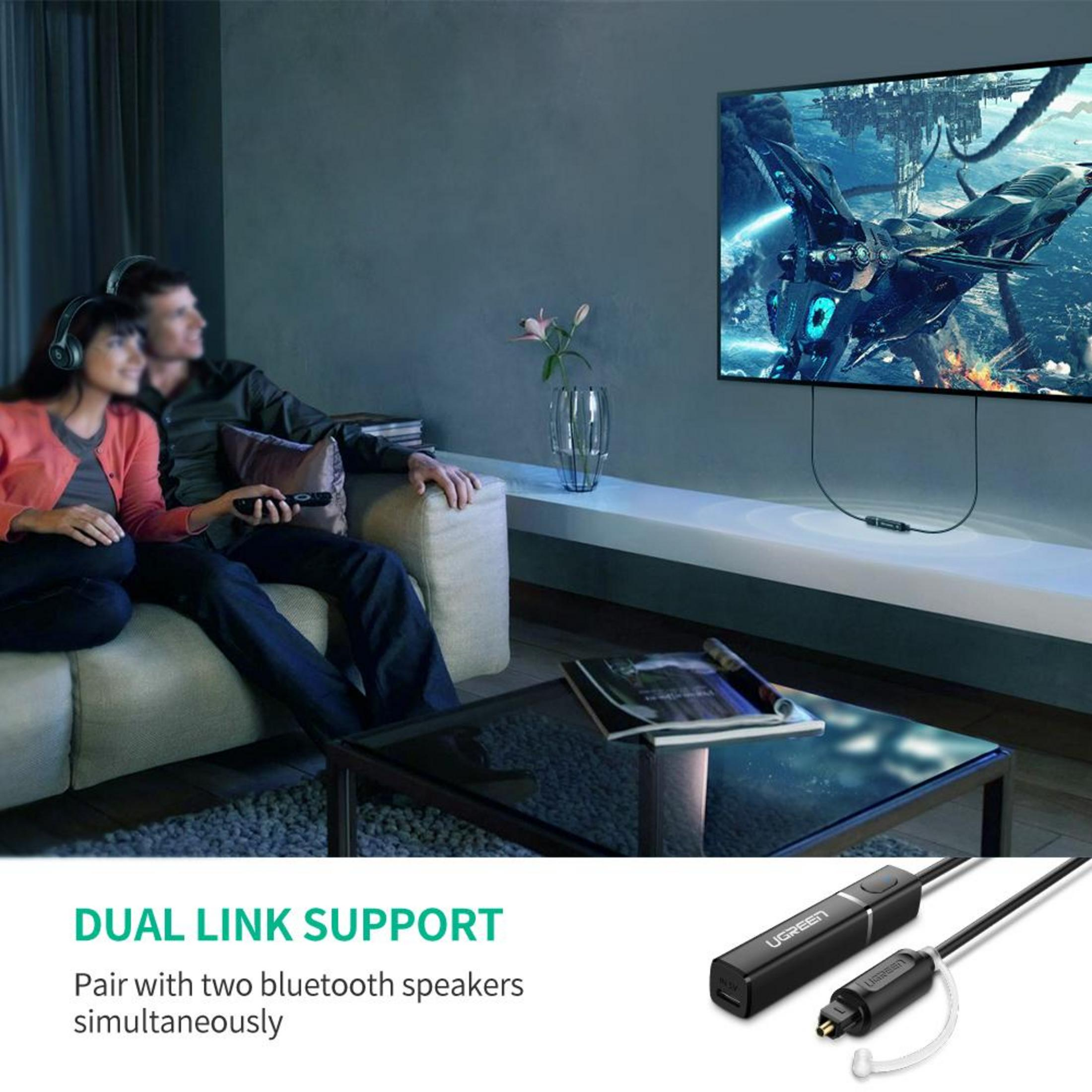 Çift TV'de bilimkurgu izliyor. Bluetooth adaptörü gösteriliyor. Çift bağlantı.