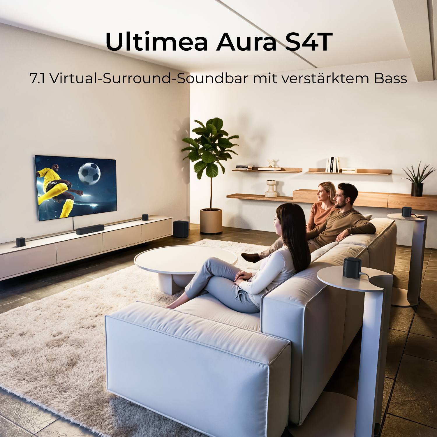 Ein Wohnzimmer mit Leuten, die auf einem Sofa sitzen und fernsehen.