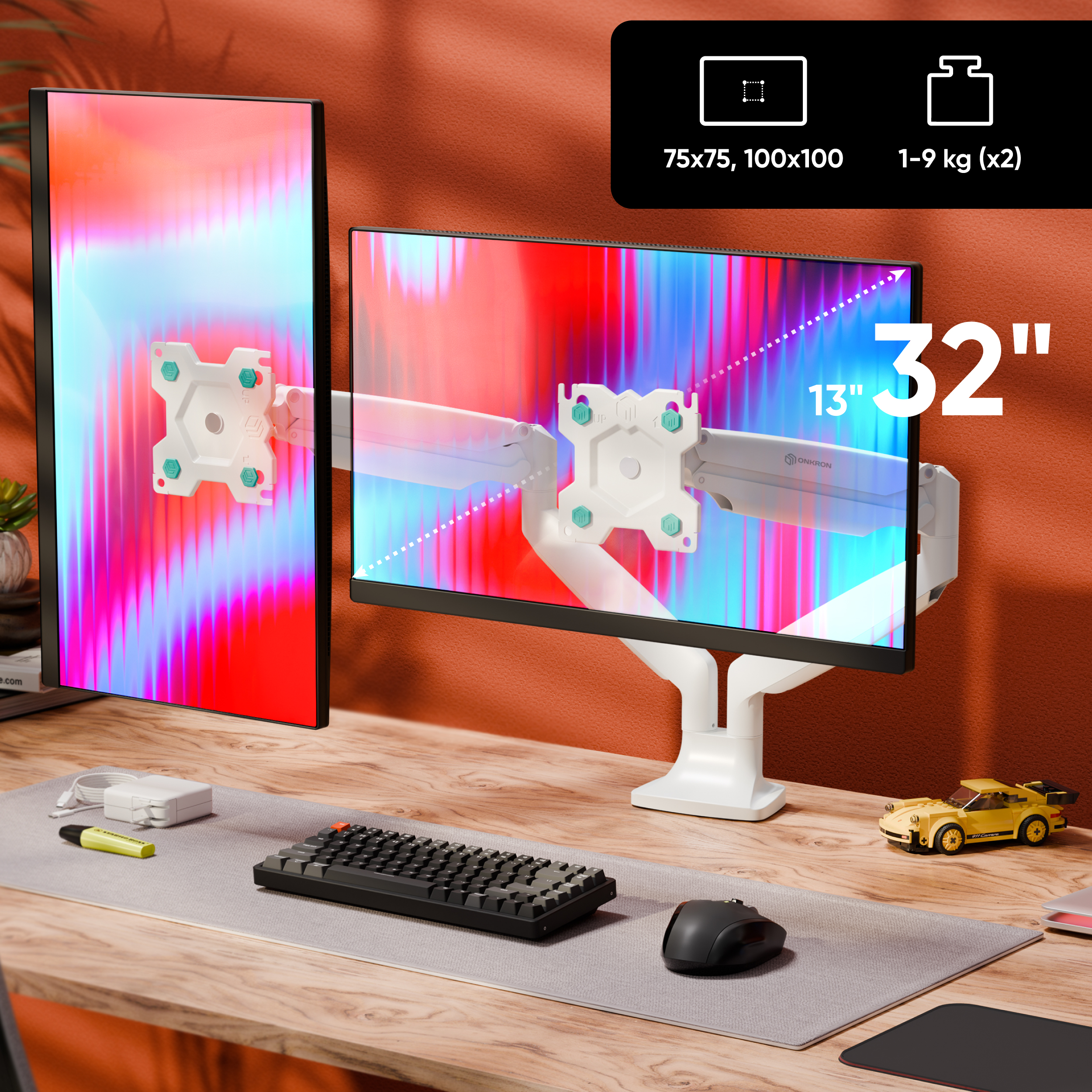 Zwei Monitore auf einem Schreibtisch mit Tastatur, Maus und Spielzeugauto.