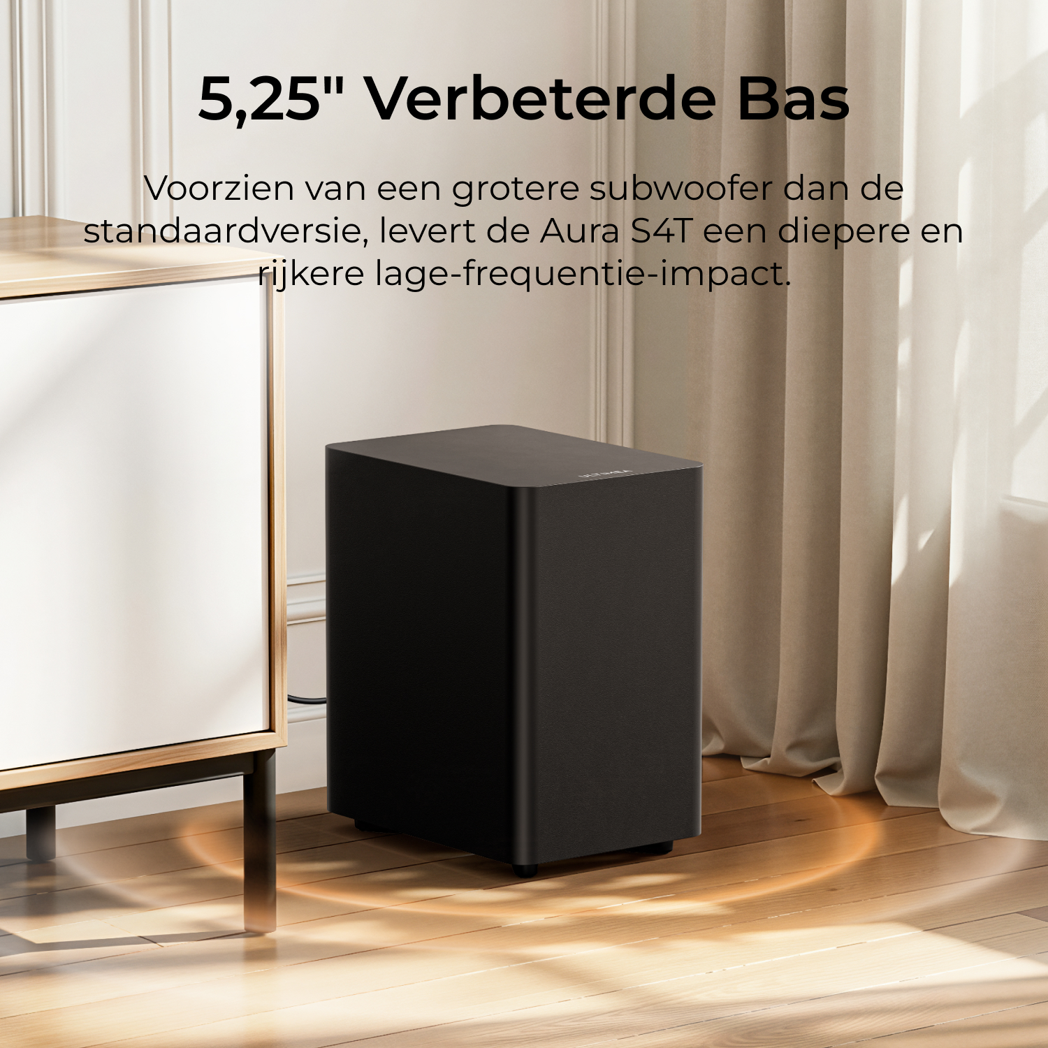 Zwarte subwoofer naast een wit kastje, met tekst.