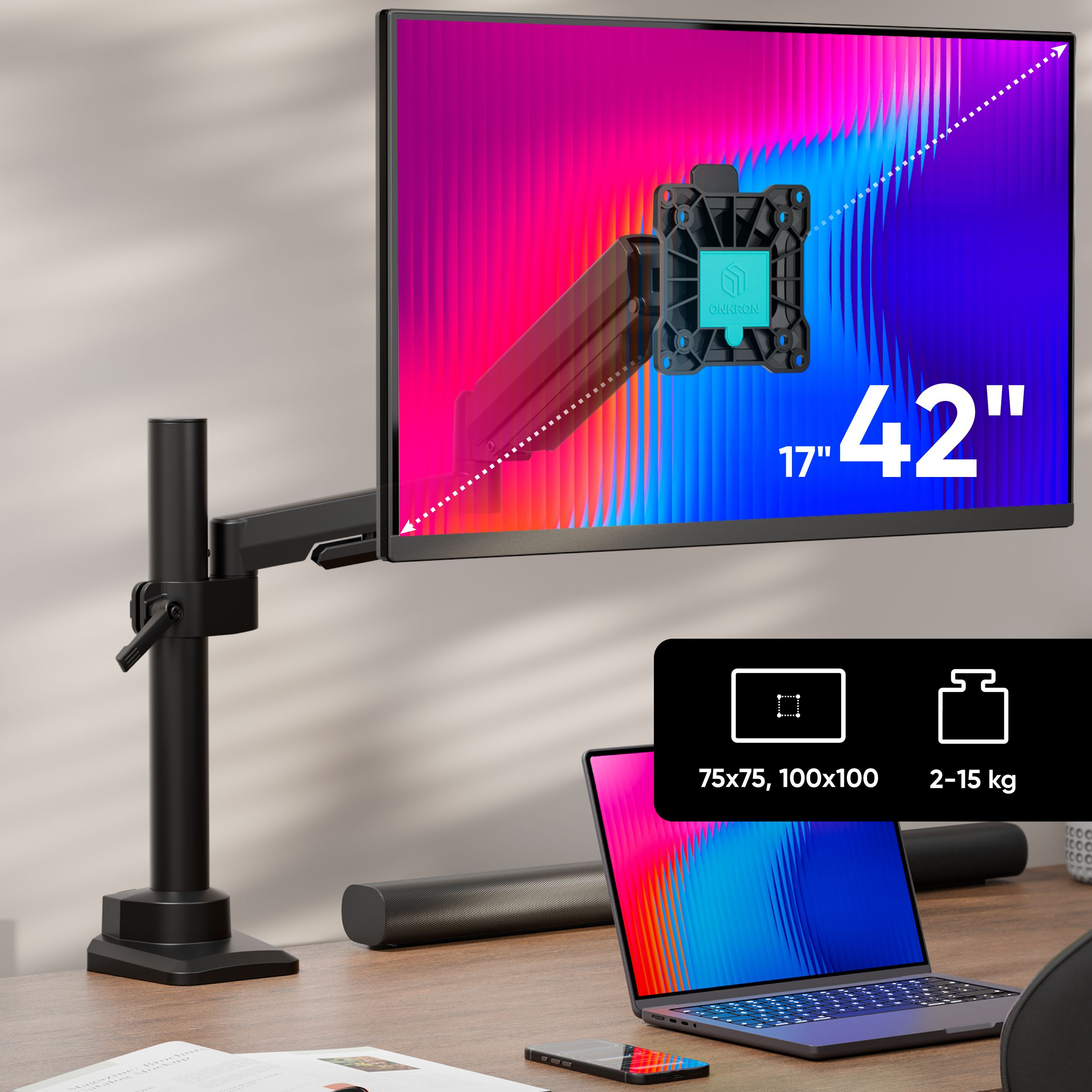 Postazione da scrivania con braccio monitor, laptop e soundbar. Misure visualizzate: 17-42", 75x75, 100x100, 2-15 kg.