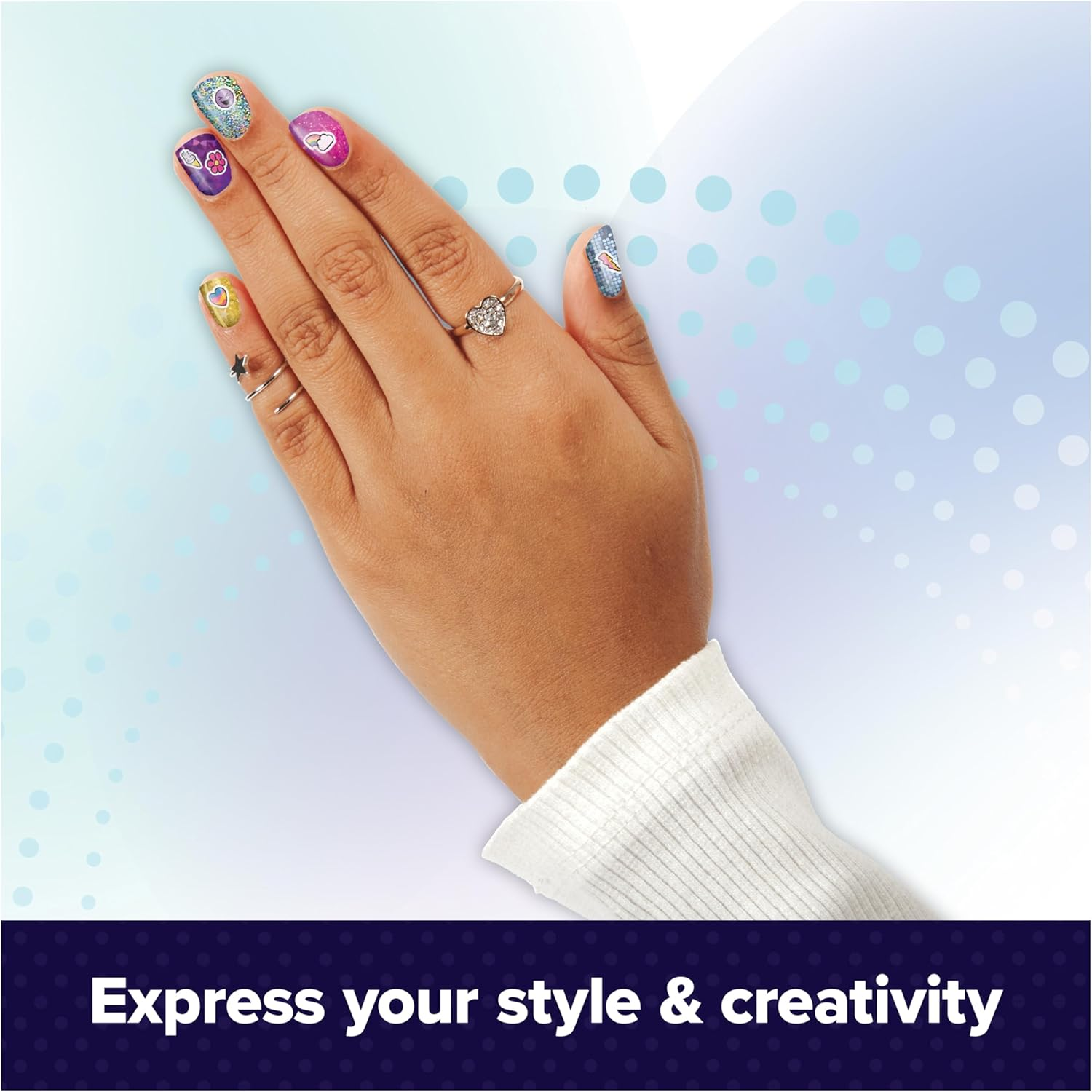 Dłoń z kolorowymi, ozdobionymi paznokciami i pierścionkami. Tekst: Wyraź swój styl i kreatywność.
