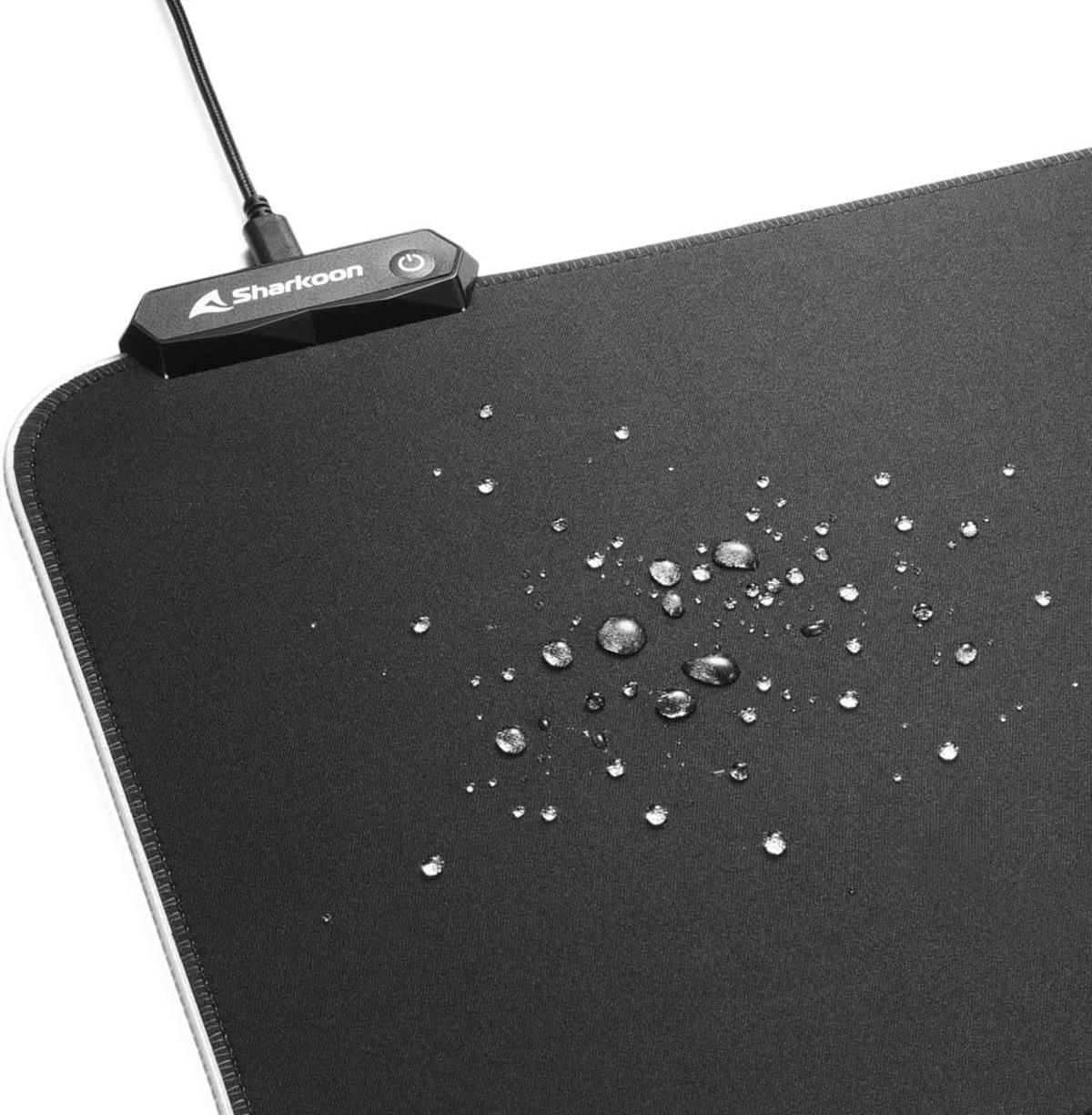 Tapis de souris noir avec gouttelettes d'eau et connecteur logo Sharkoon.