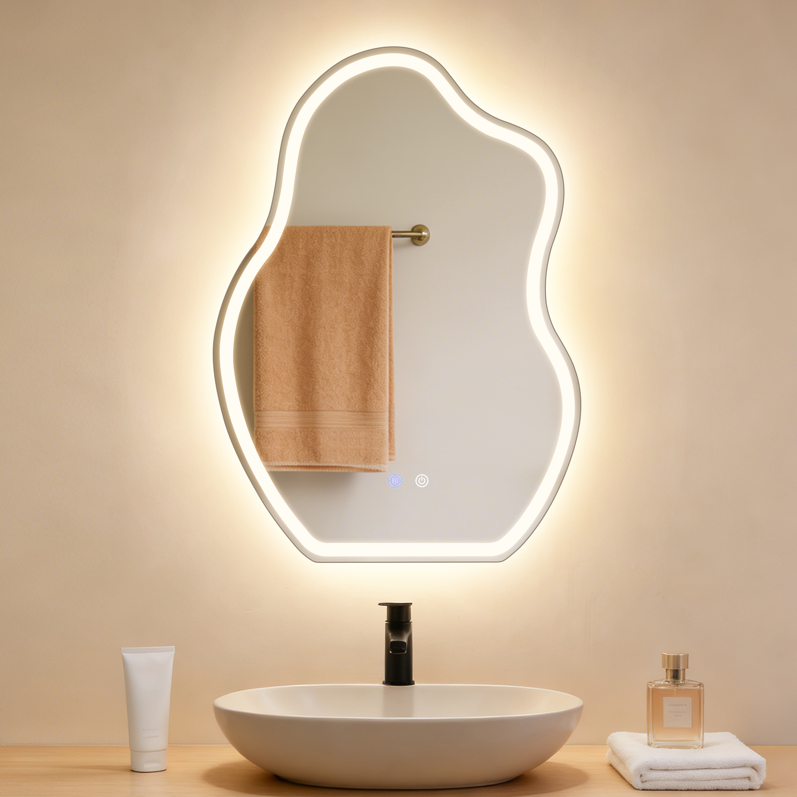Un tocador moderno con lavabo ovalado, grifo negro y espejo iluminado con toalla.