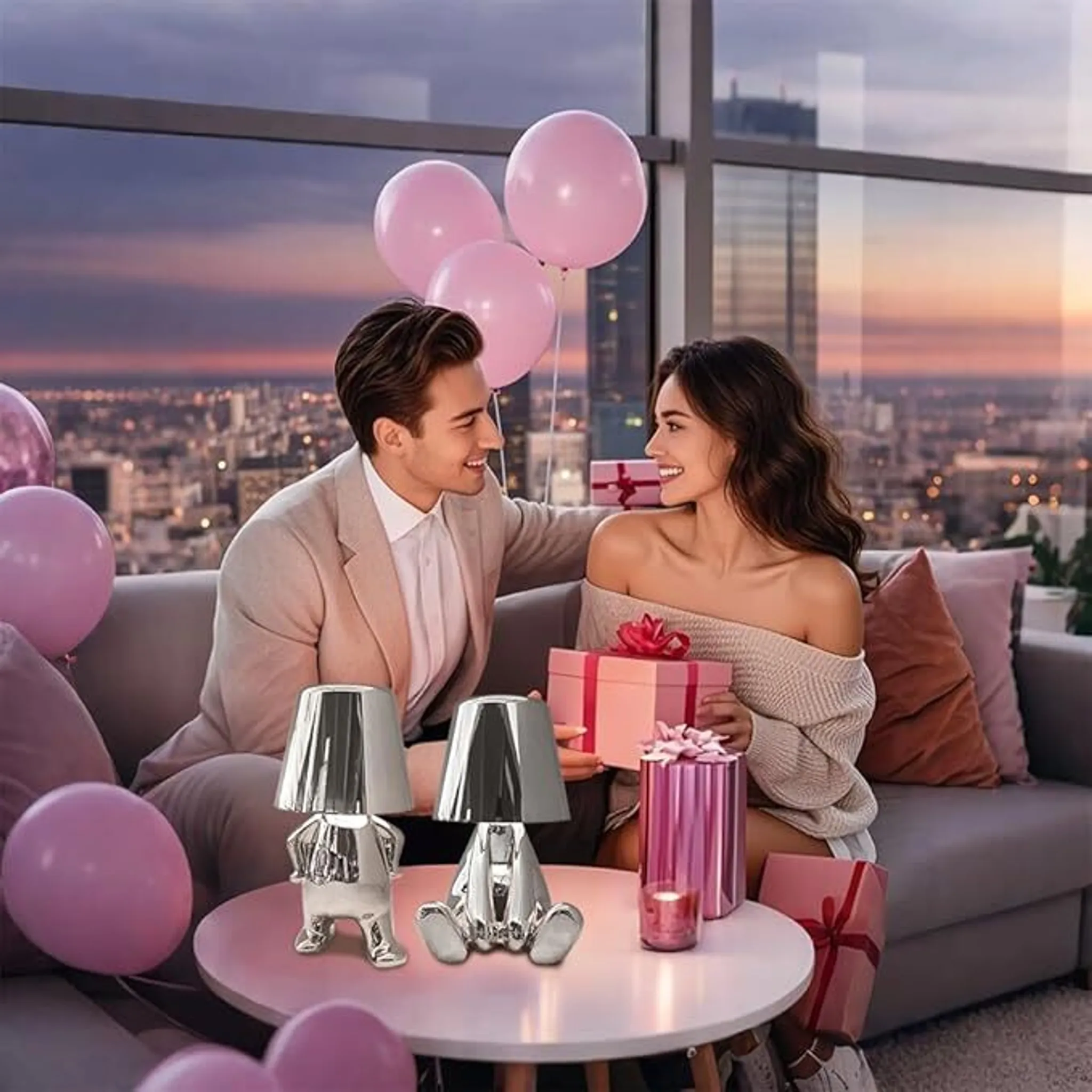 Ein Paar sitzt auf einem Sofa, umgeben von Ballons und Geschenken, mit Stadtblick bei Dämmerung.