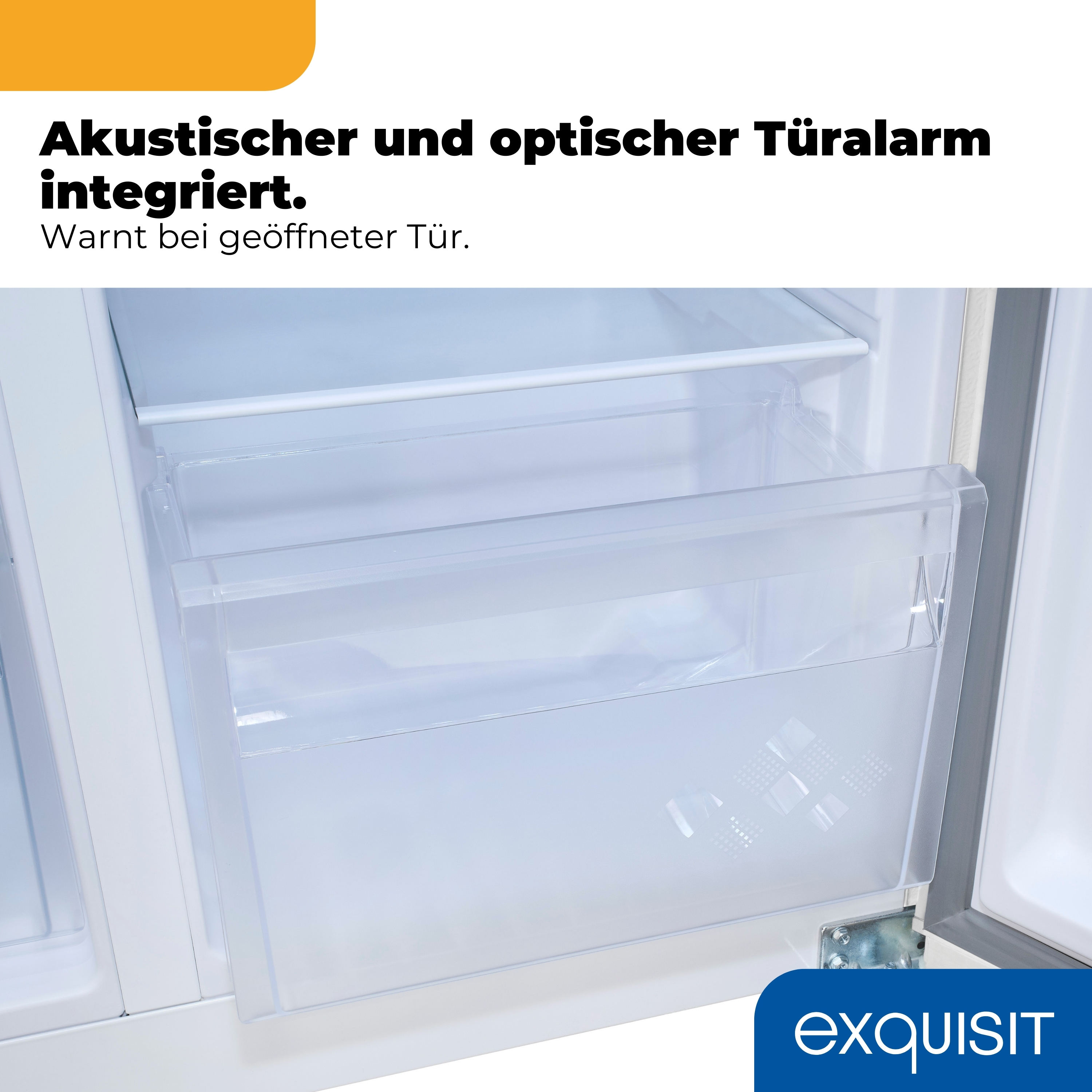 Innenraum eines Kühlschranks mit transparenten Schubladen und Regalböden.