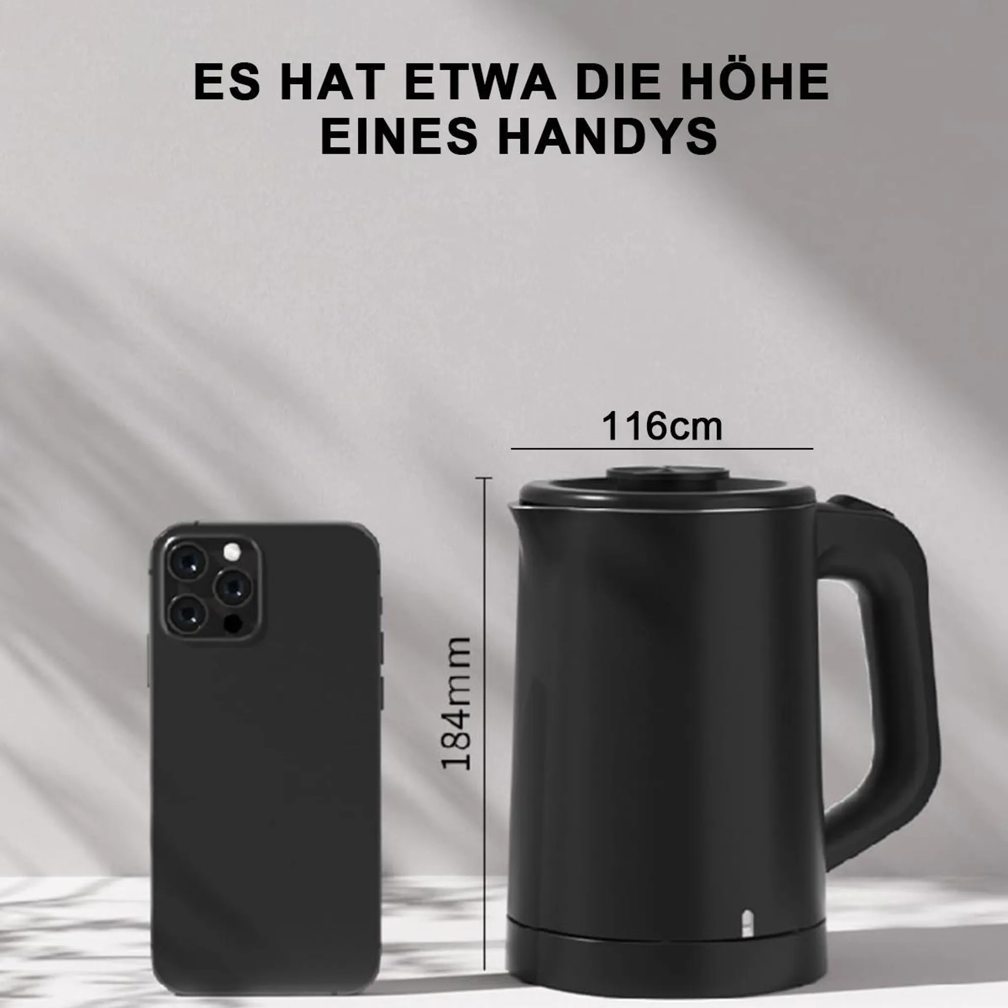 Eine schwarze Kanne (184mm hoch, 116mm breit) steht neben einem schwarzen Smartphone.