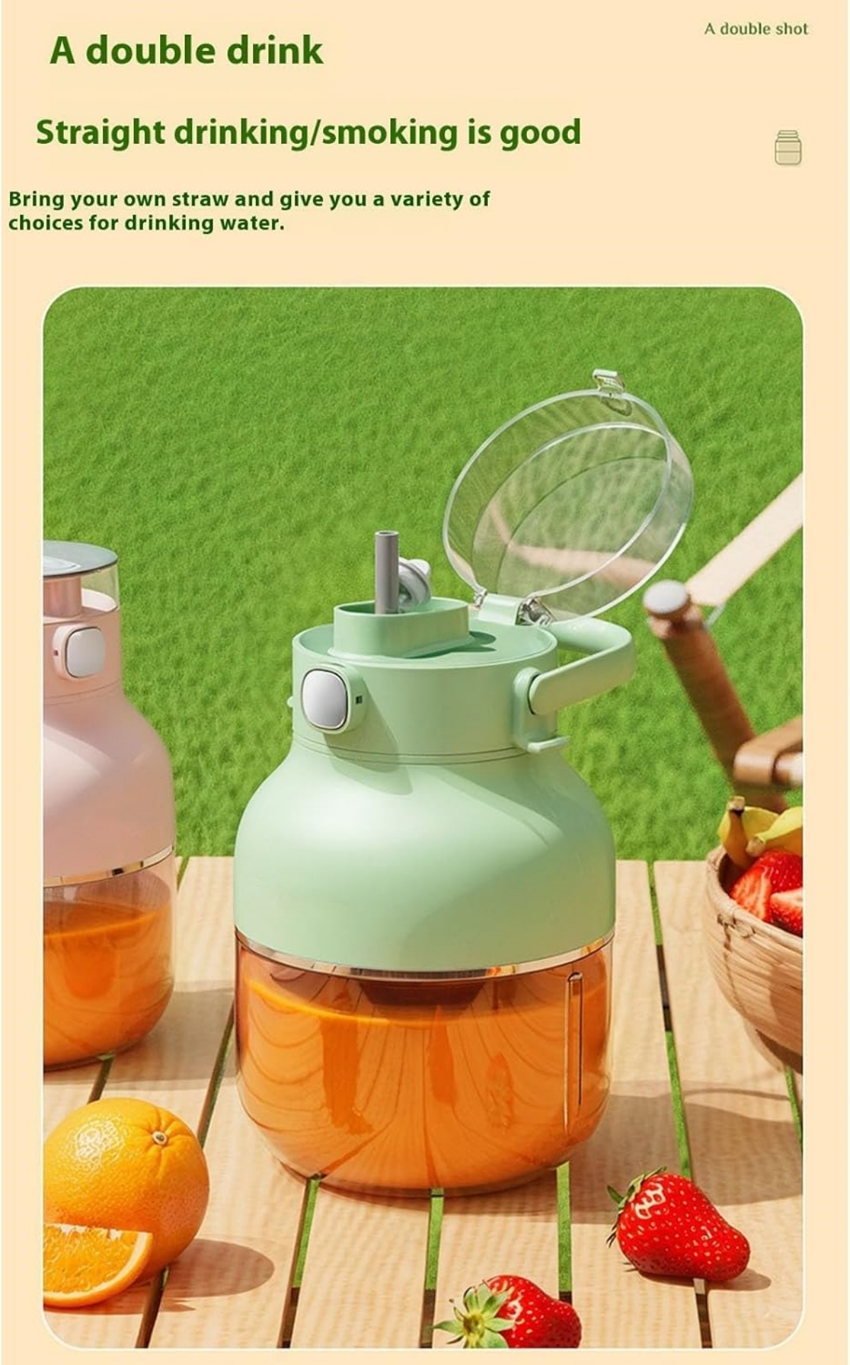 Zwei Becher mit Orangengetränk, Früchte und Gras im Hintergrund.