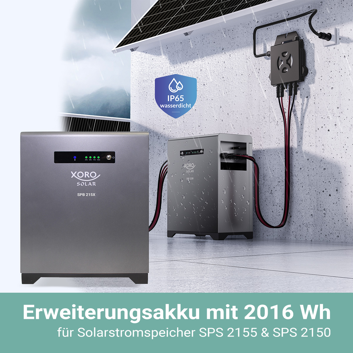 Zwei silberne Energiespeicher mit Kabeln, draußen im Regen, Solarpanels im Hintergrund.