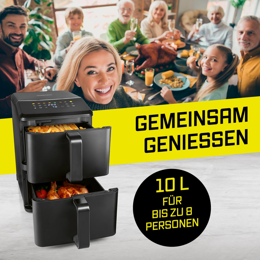 Eine Familie feiert am Esstisch, während eine Heißluftfritteuse mit Pommes und Hähnchen daneben steht.