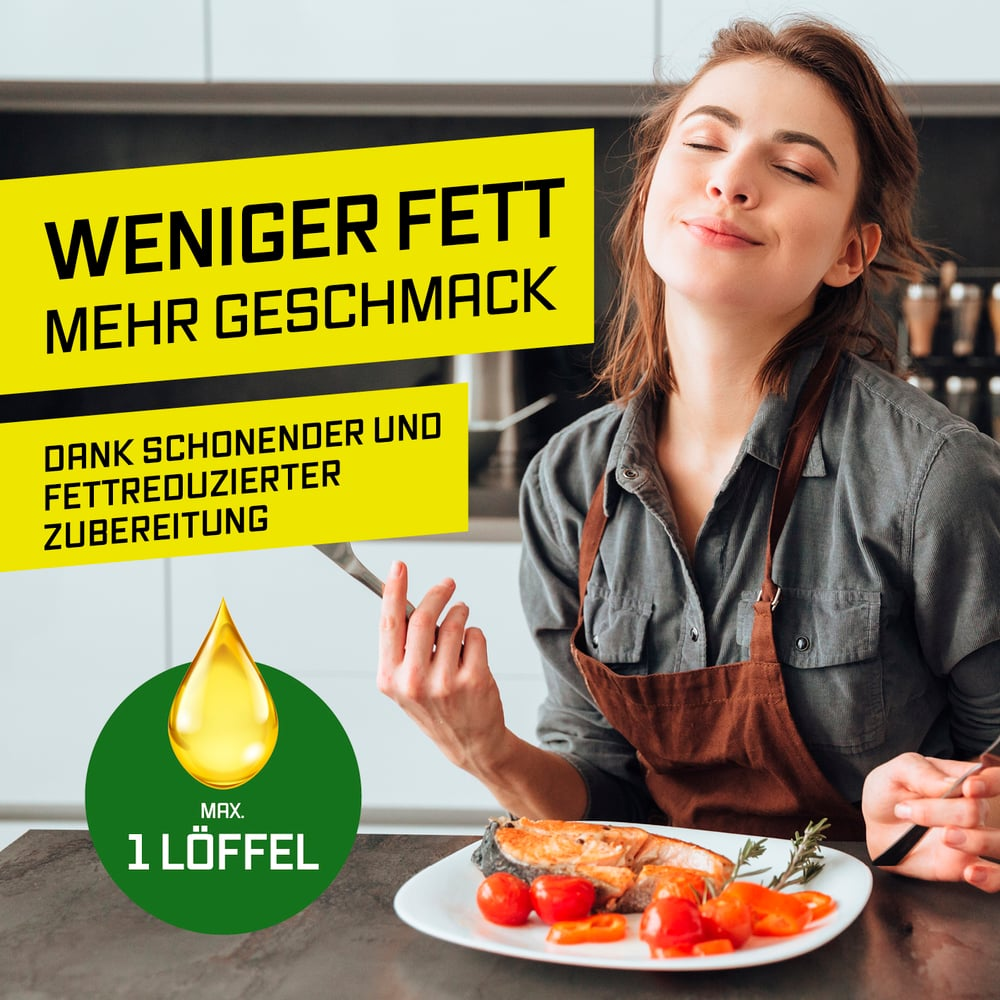 Frau genießt Lachs mit Tomaten. Text: Weniger Fett, mehr Geschmack.