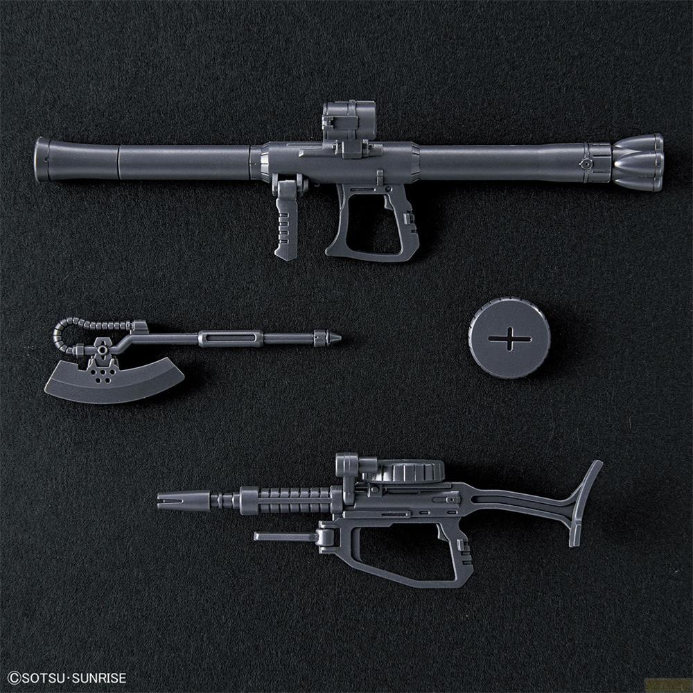 Graue Plastikmodellbausatzteile: eine Panzerfaust, eine Axt, ein Gewehr und ein Schild.