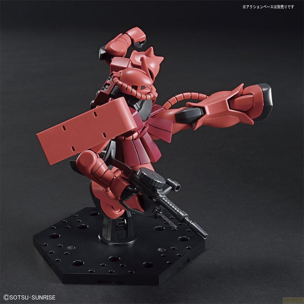Ein roter Gundam-Roboter mit Gewehr steht auf einer schwarzen Basis.