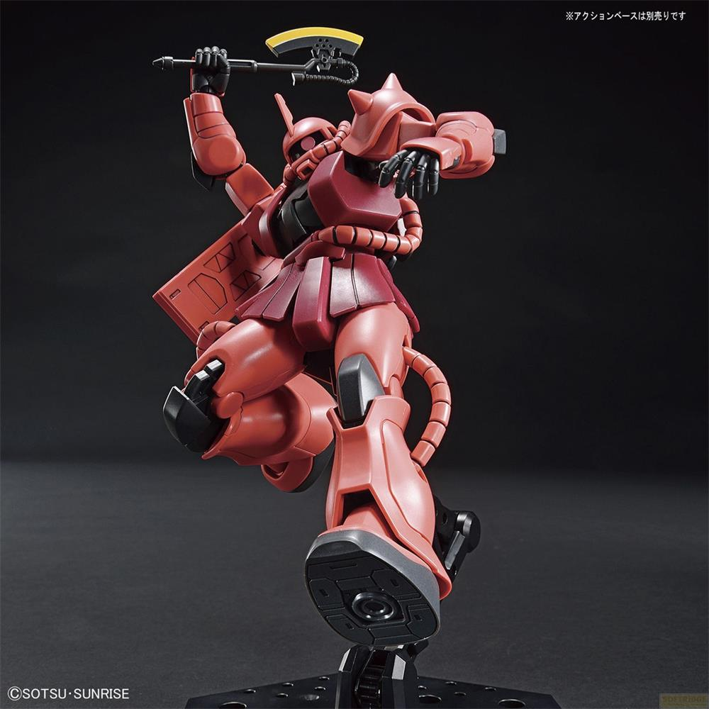 Ein roter Zaku-Roboter mit Axt vor schwarzem Hintergrund.