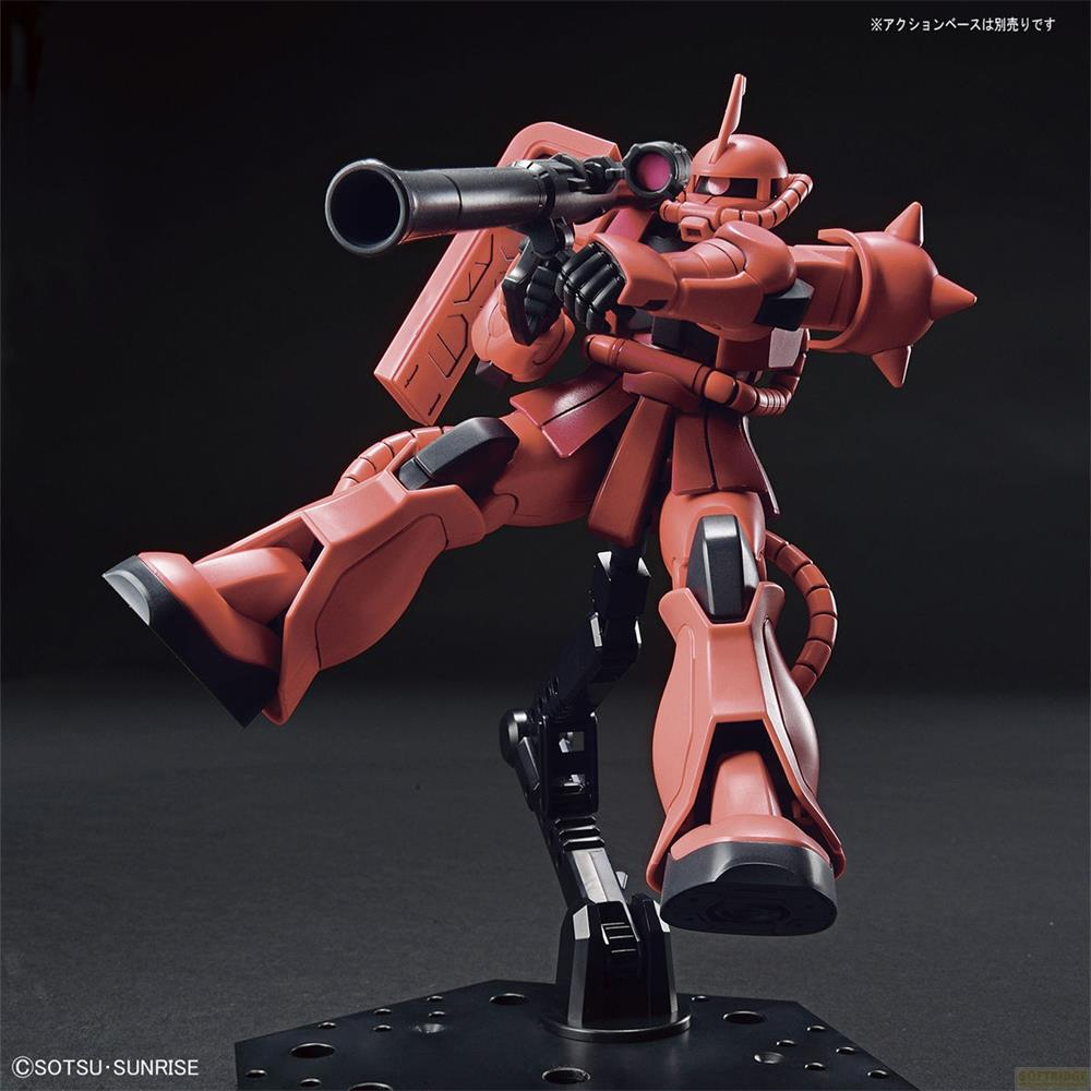 Ein roter Roboter mit Gewehr steht auf einem Ständer mit schwarzem Hintergrund.