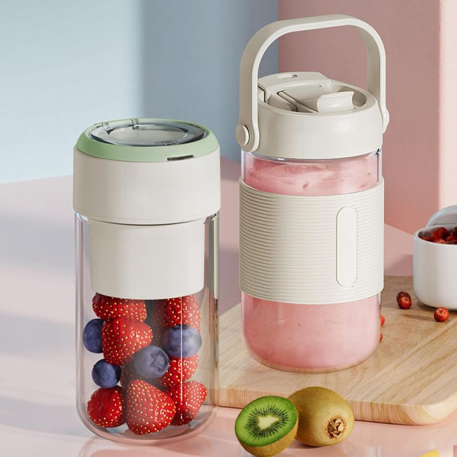 Zwei tragbare Mixer mit Früchten und Smoothie.