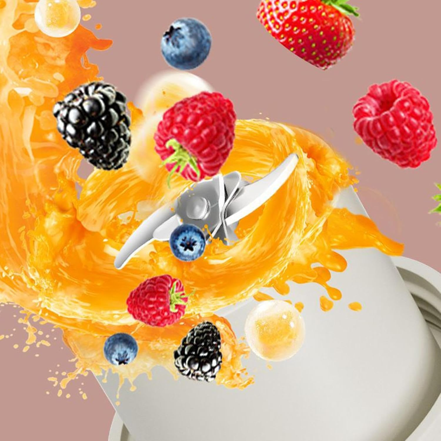 Früchte und Orangensaft spritzen aus einem Mixer.