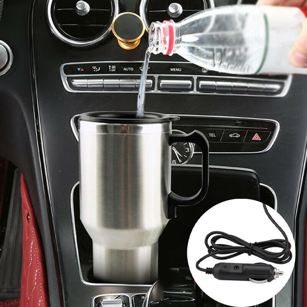 Wasser wird in einen Edelstahlbecher in einem Auto gegossen.