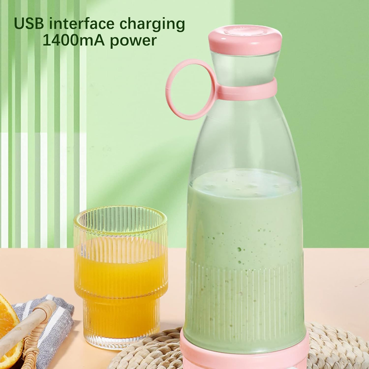 Ein transparenter Mixer mit rosa Deckel und Griff, daneben ein Glas Orangensaft.