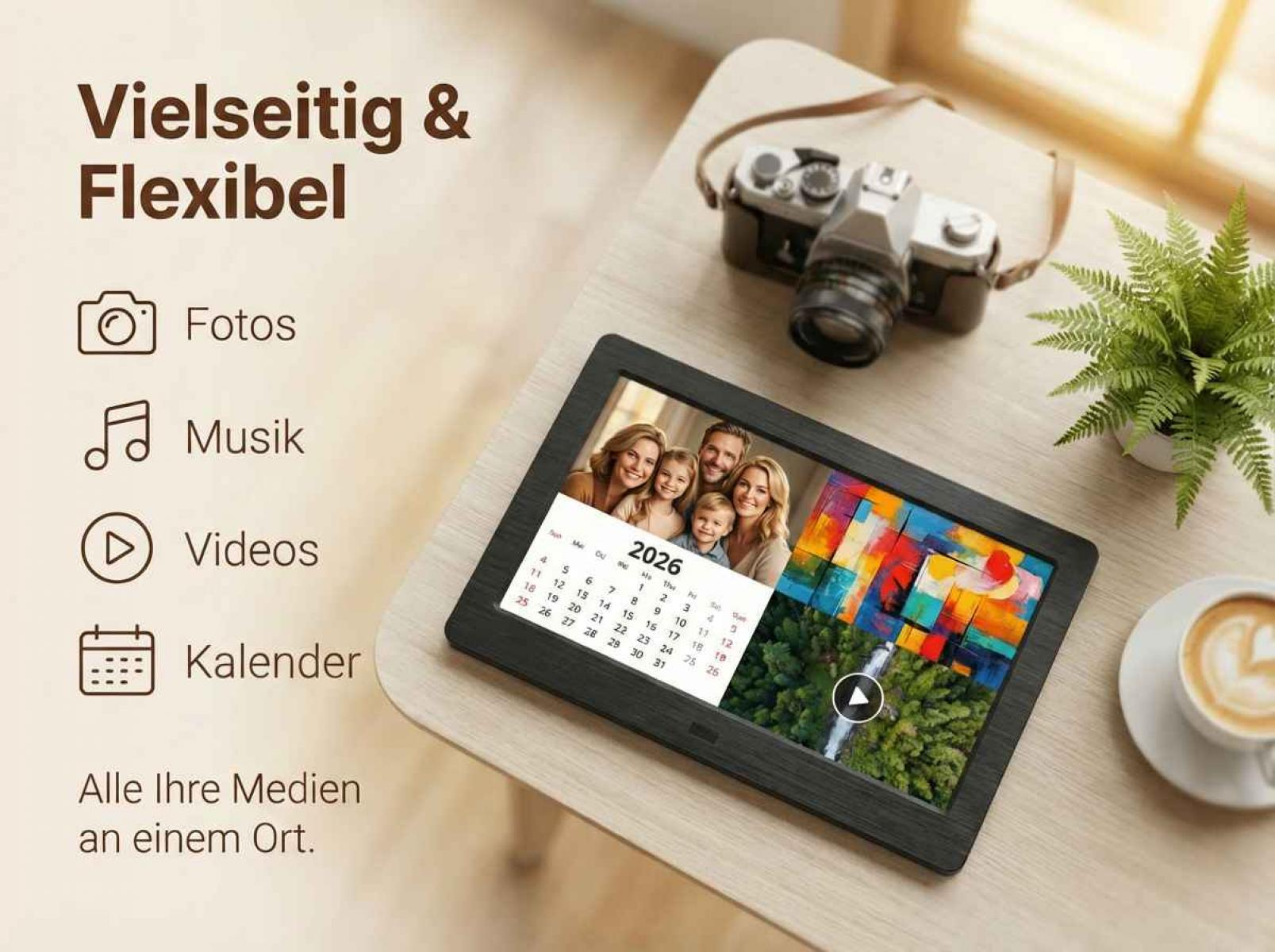 Digitaler Bilderrahmen zeigt Familie und Kalender, daneben Kamera und Kaffee.