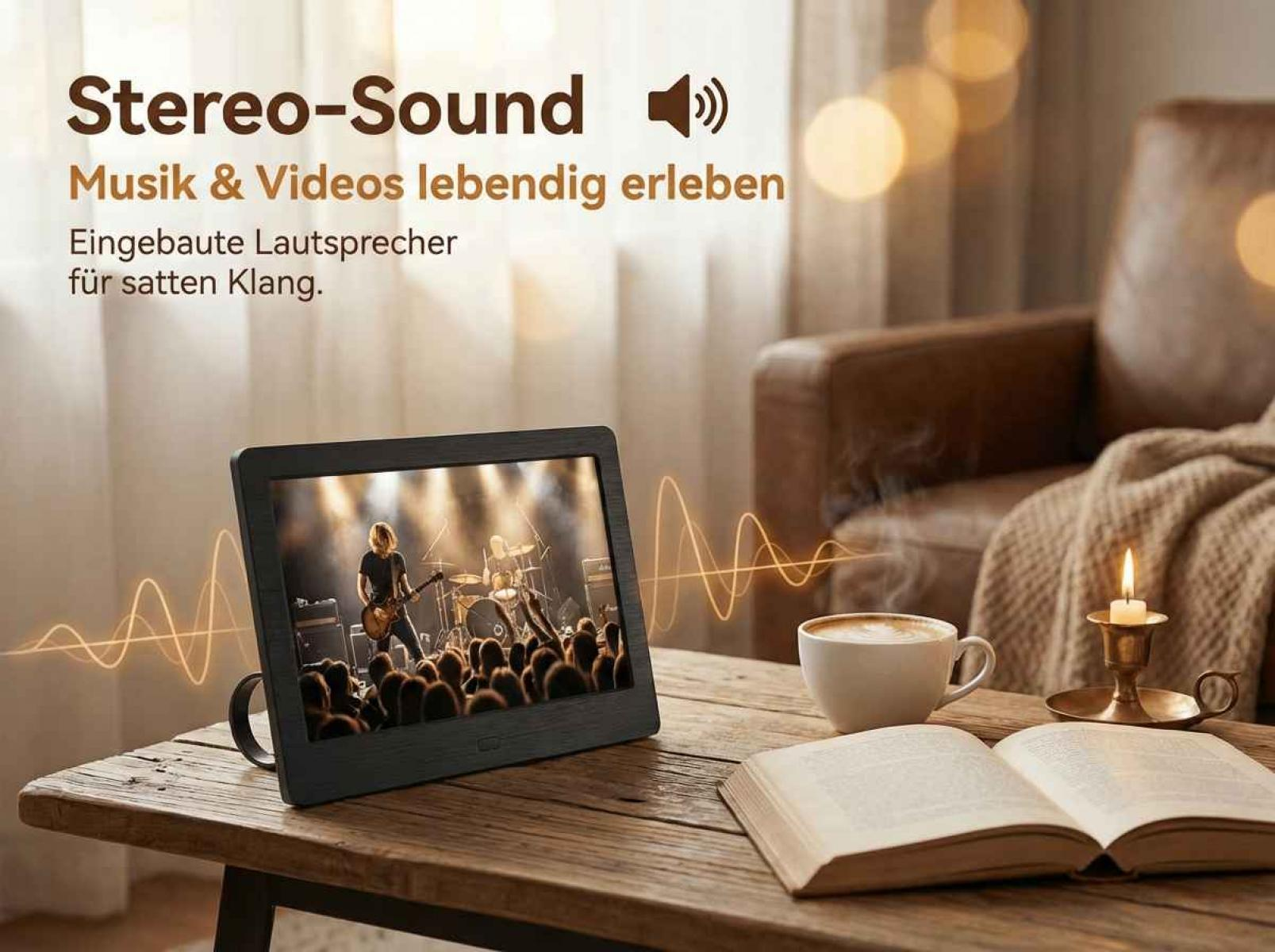 Ein digitales Fotorahmen zeigt eine Band auf der Bühne, daneben ein Buch und Kaffee.