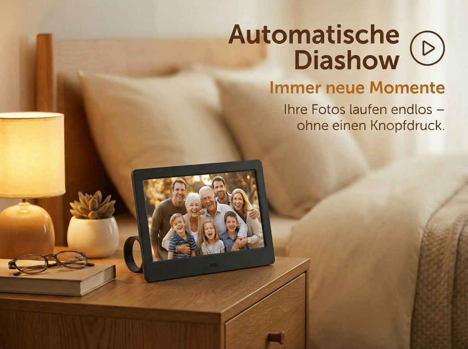 Ein digitaler Bilderrahmen zeigt eine lachende Familie vor einem Bett.