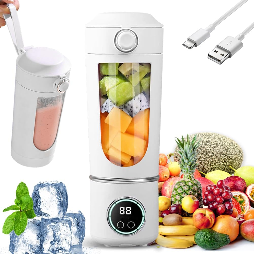 Ein weißer tragbarer Mixer mit Früchten, Eiswürfeln und Ladekabeln.