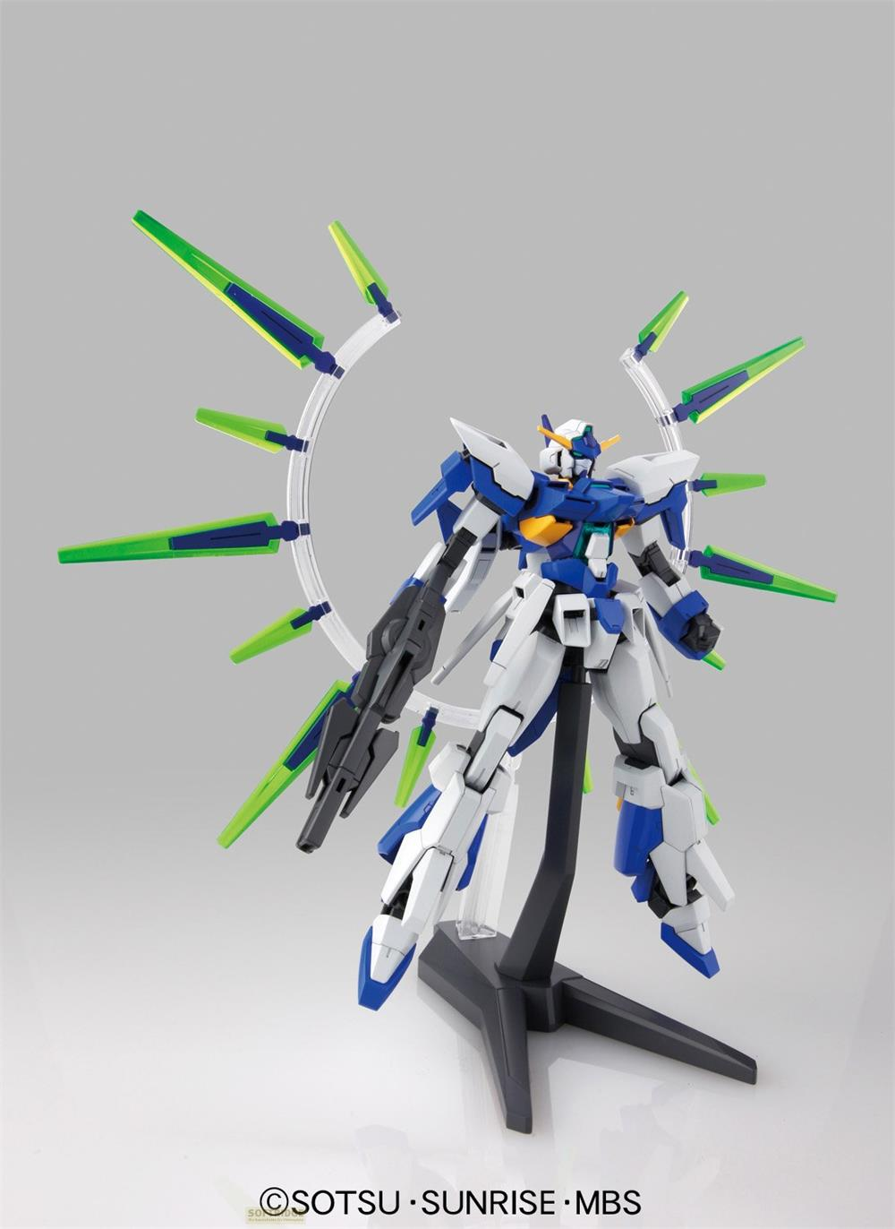 Ein blauer, weißer und grauer Roboter mit grünen Flügeln steht auf einem Ständer.